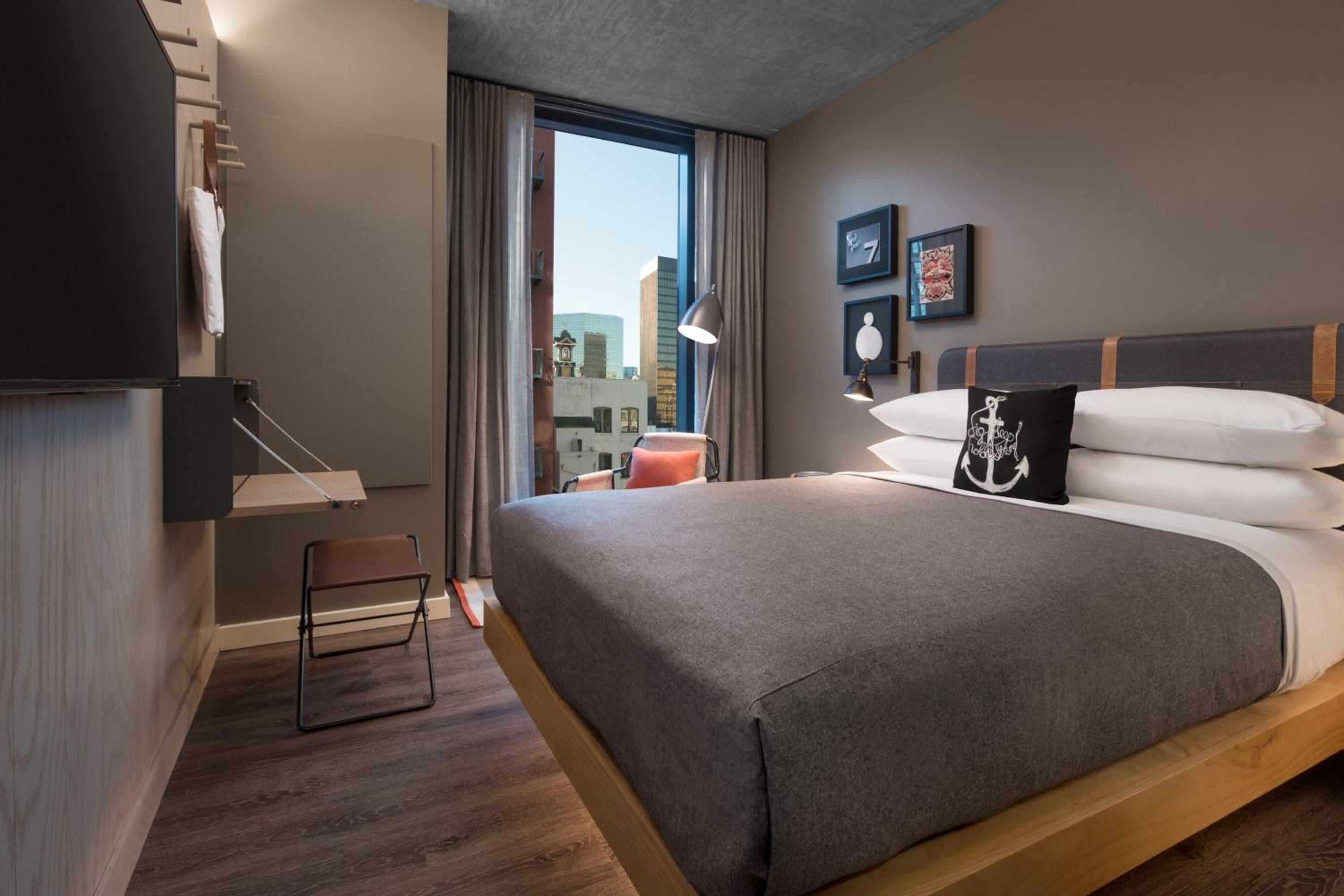 Queen Room, City View, Mobility/Hearing Accessible (Mobility Tub)