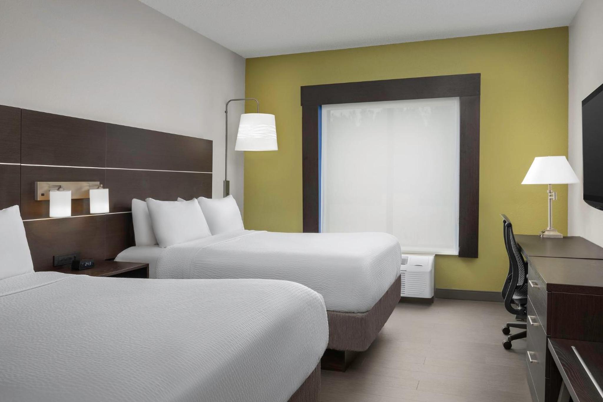 Standard Room with Two Queen Beds - Photo 5