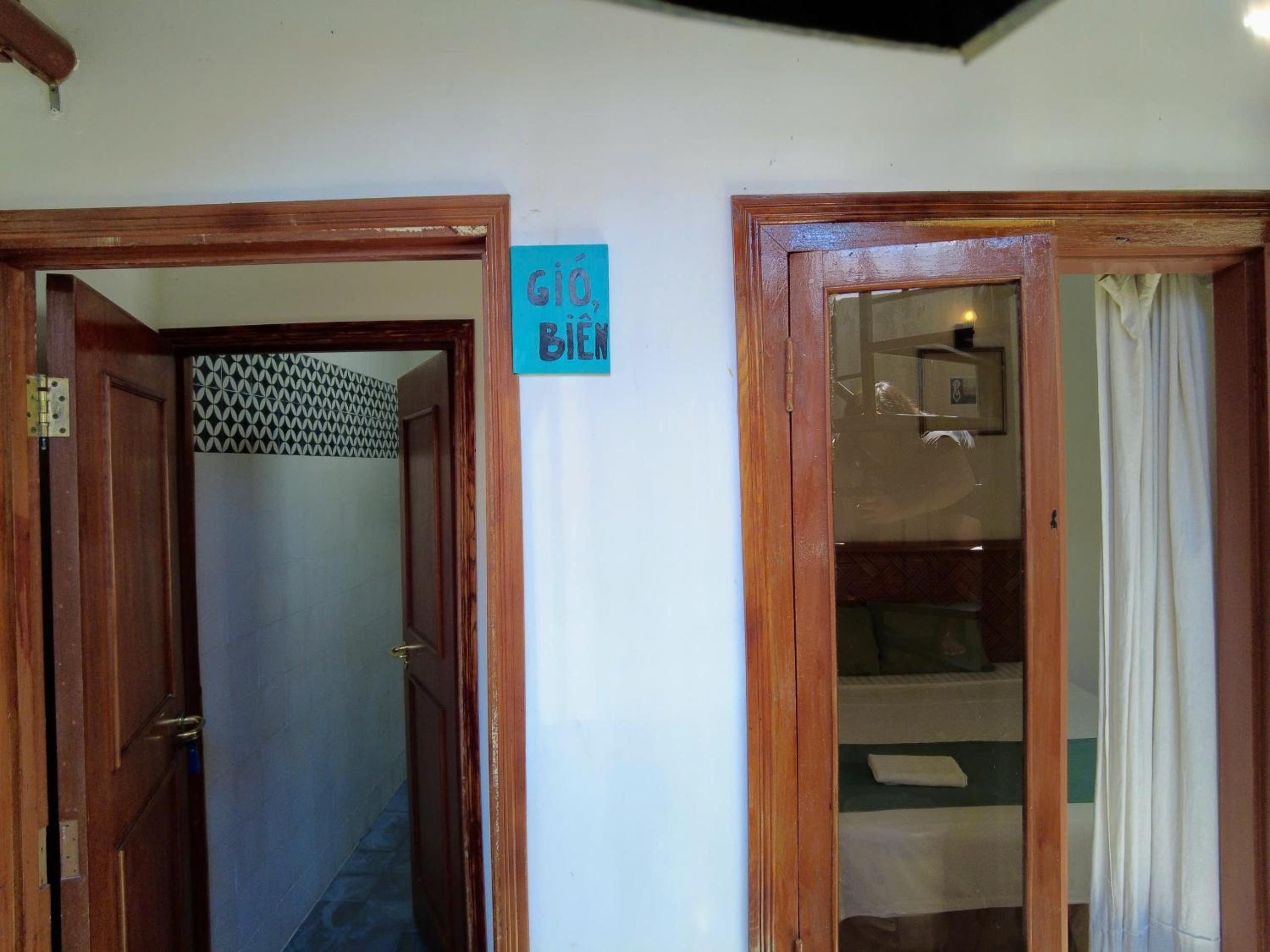 Six-Bedroom House photo 2