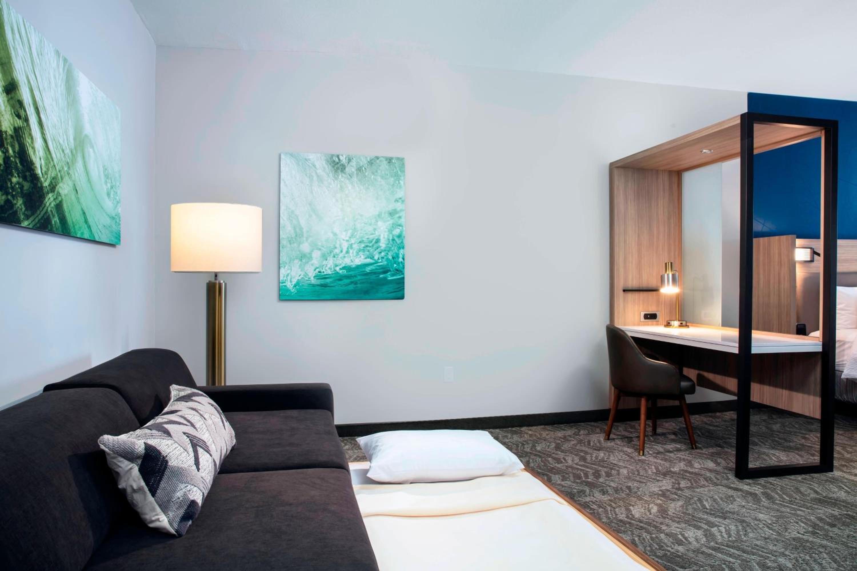 Queen Suite with Two Queen Beds photo 2