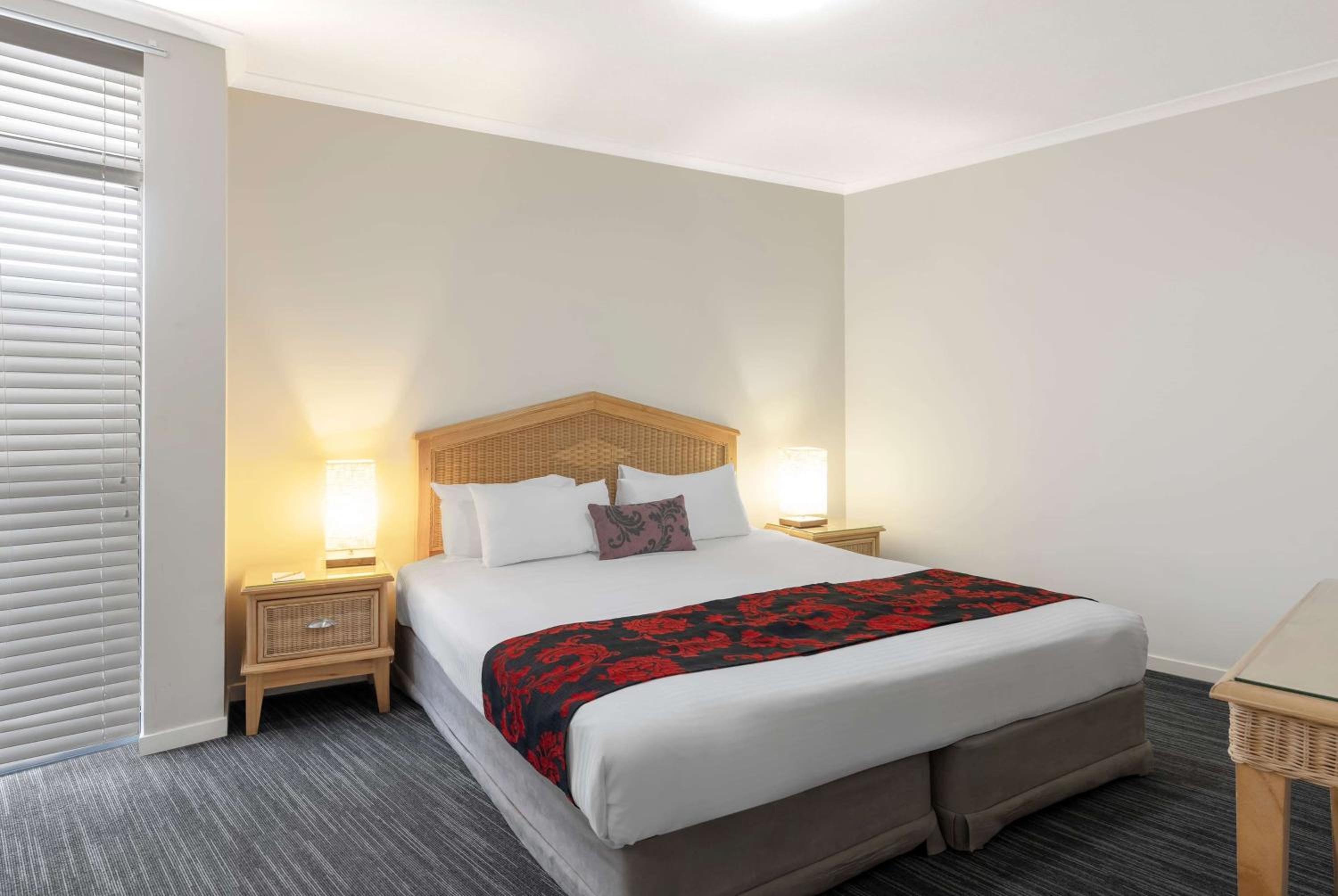 One-Bedroom Apartment with One Queen Bed - Non-Smoking
