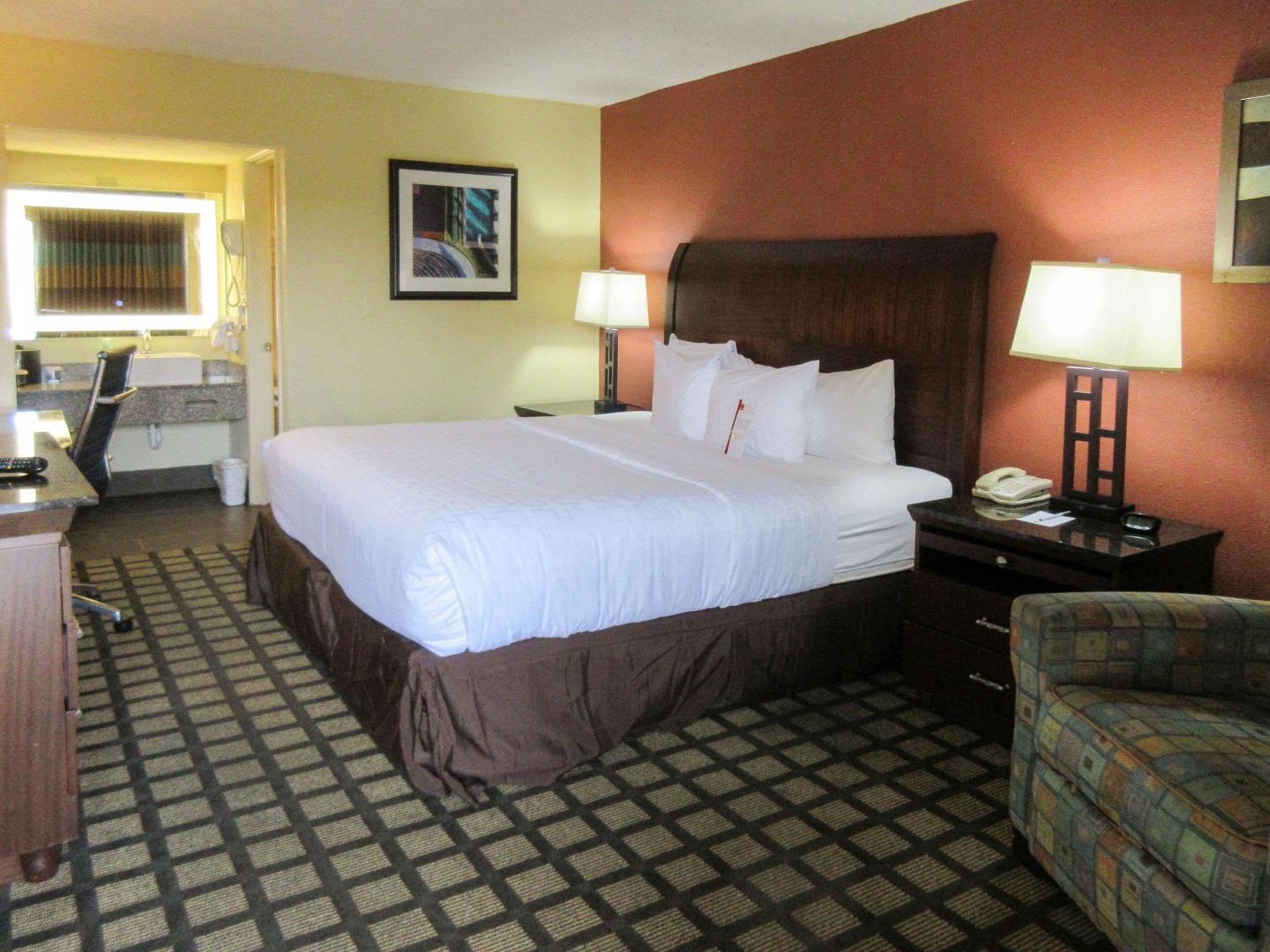 Standard King Room - Non-Smoking  - Photo 1