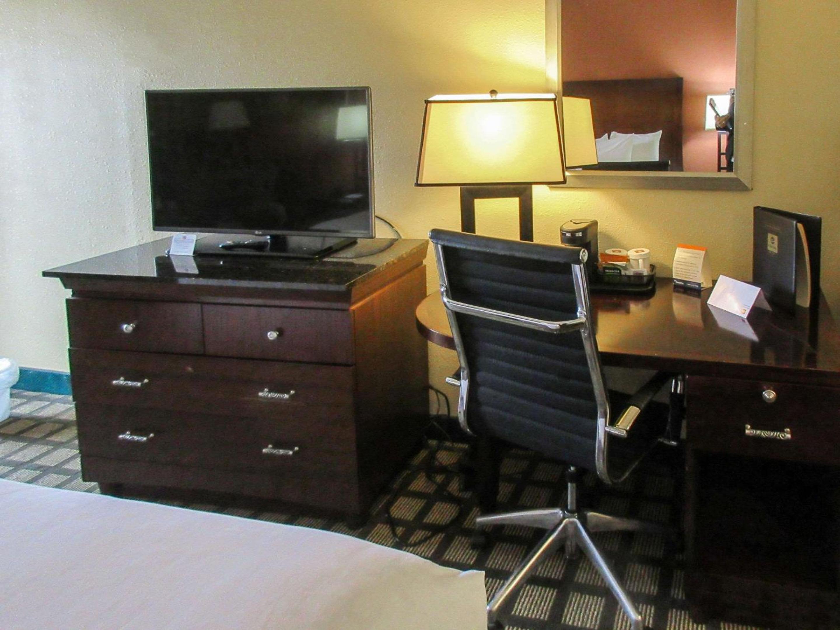Standard King Room - Non-Smoking  - Photo 4