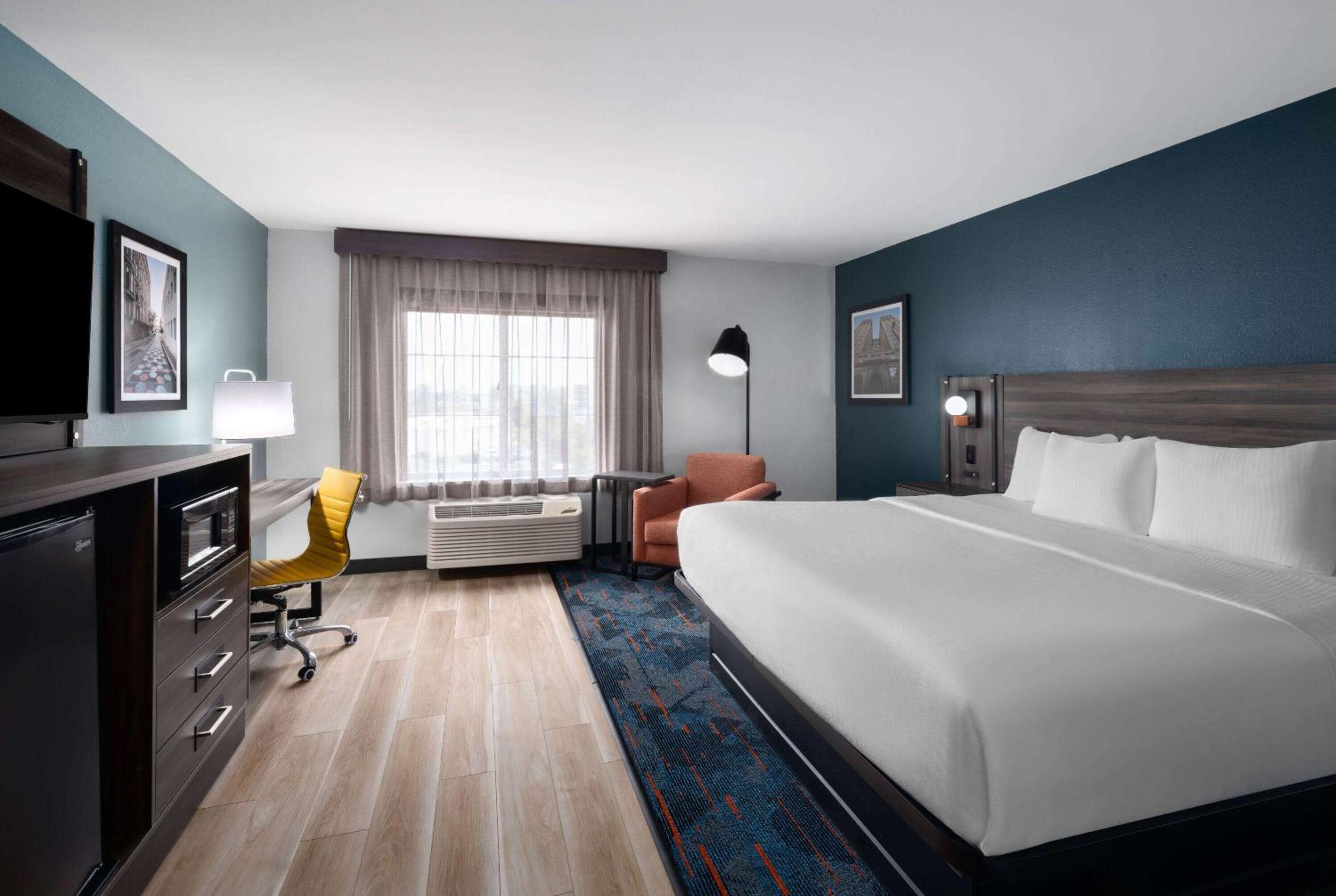 Deluxe King Room - Non-Smoking - Photo 1