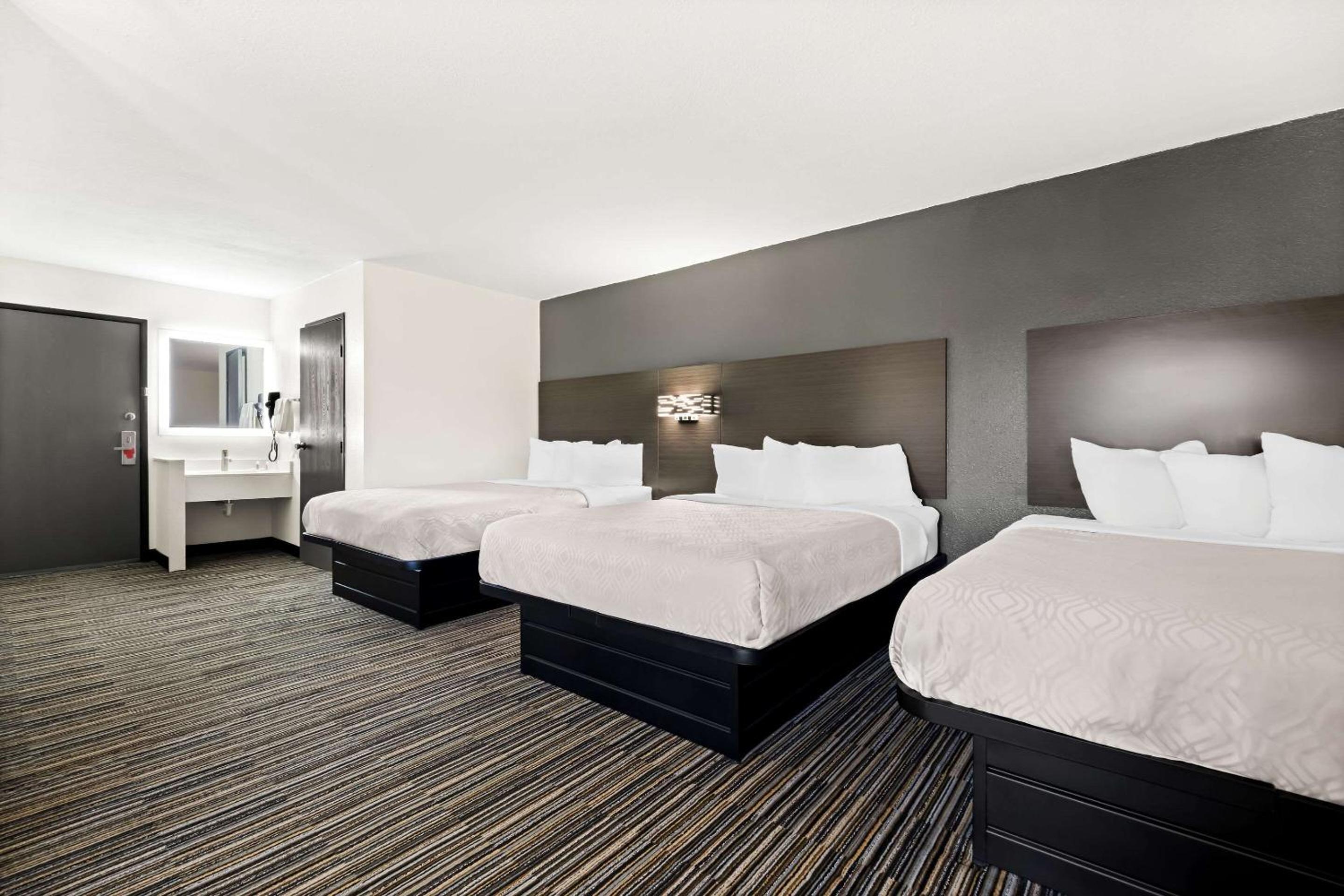 Quadruple Room with Two Queen Beds - Non Smoking - Photo 1