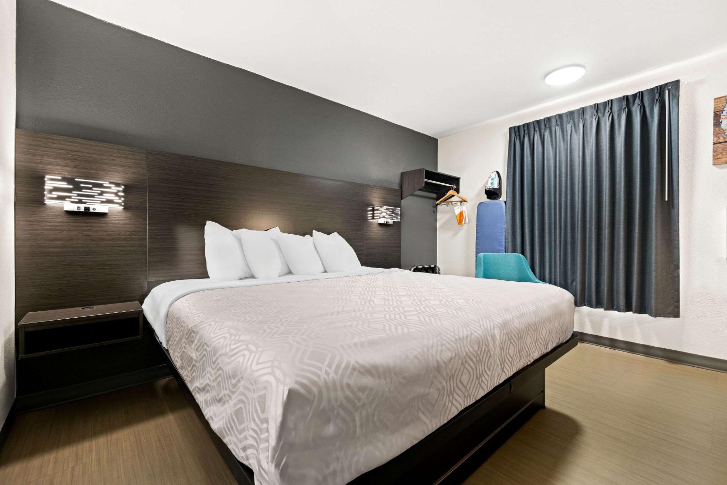 King Room - Non Smoking - Photo 1
