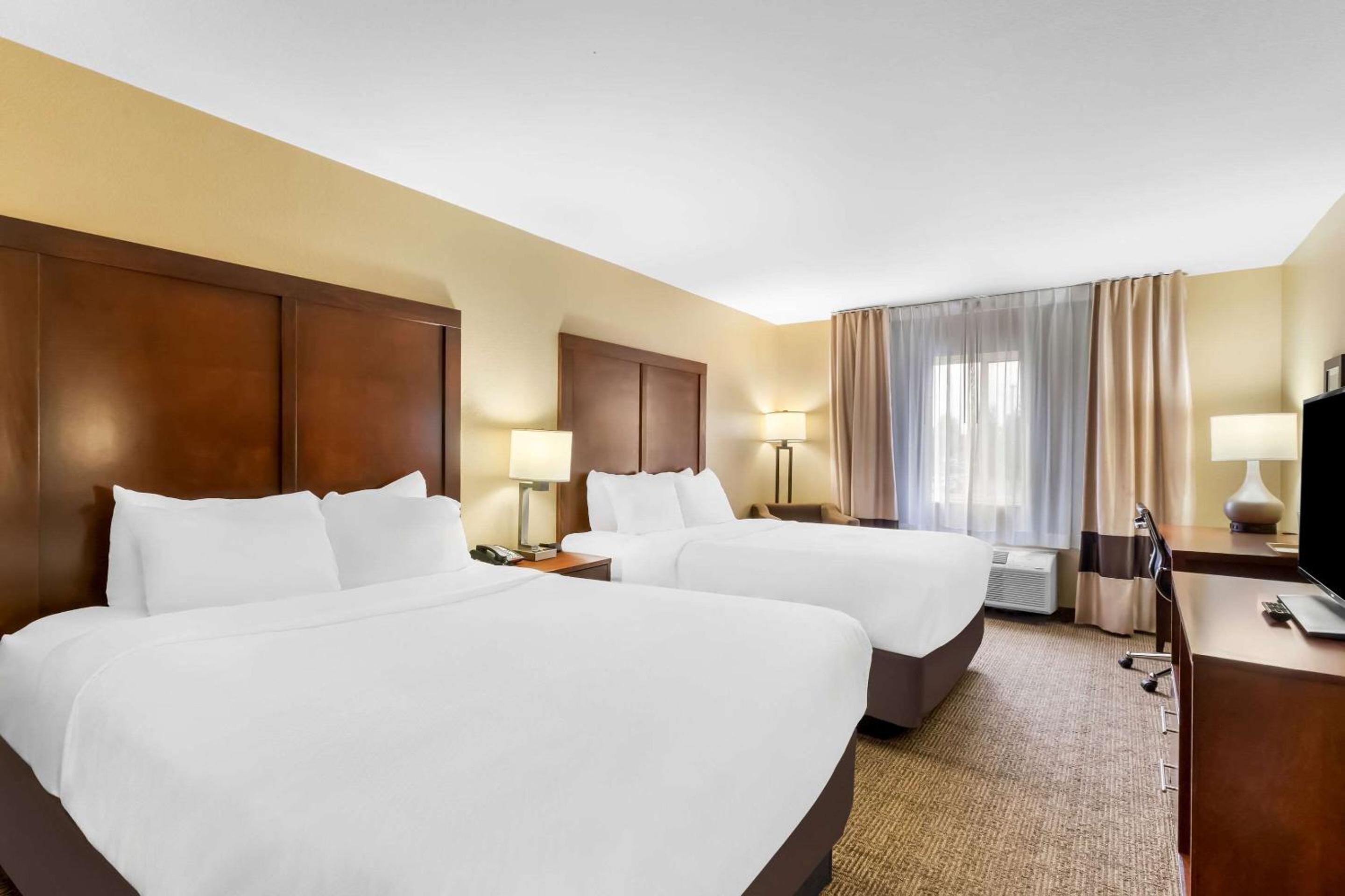Queen Room with Two Queen Beds - Non-Smoking photo 1