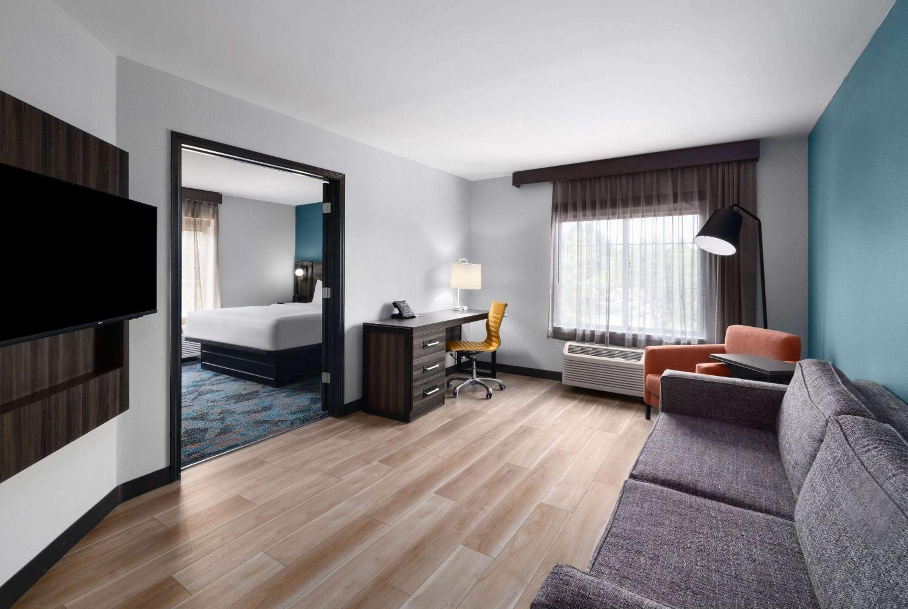 King Suite with Sofa Bed - Non-Smoking - Photo 4