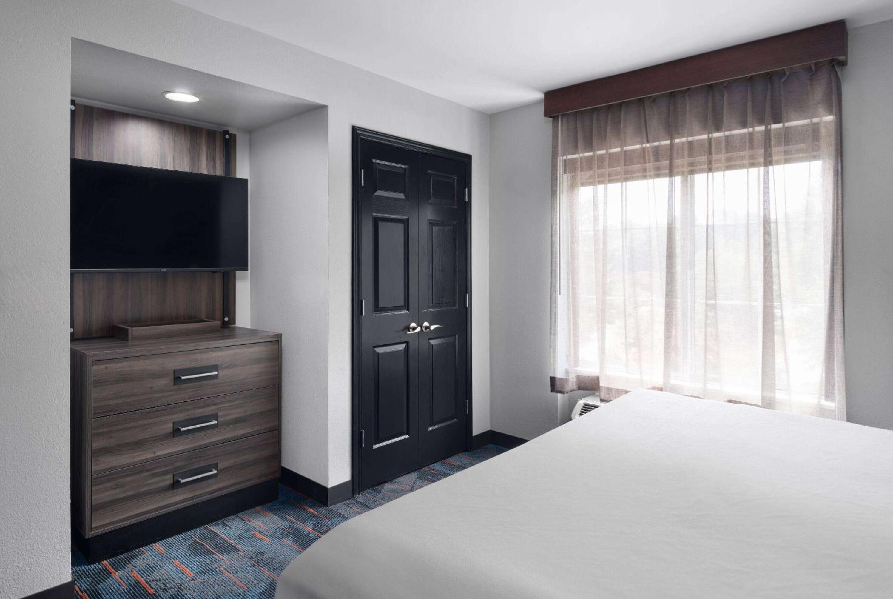 King Suite with Sofa Bed - Non-Smoking - Photo 3