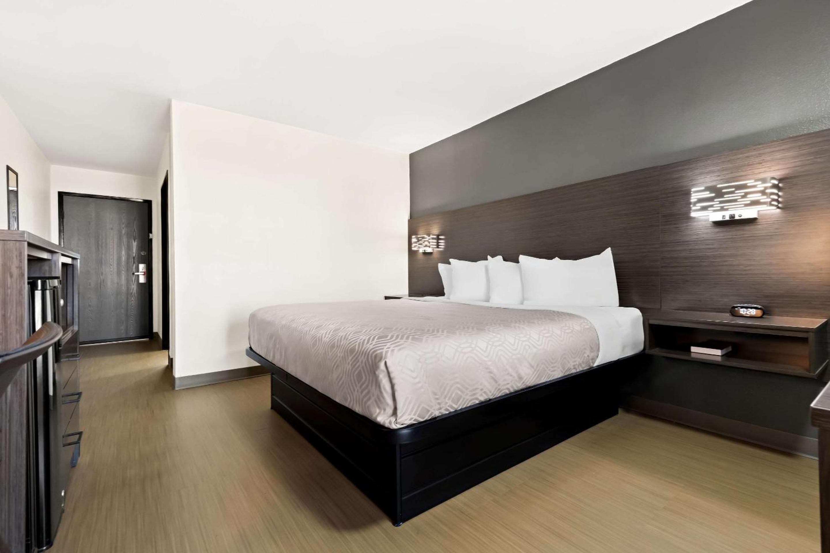 King Room with Roll-In Shower - Disability Access/Non Smoking - Photo 1