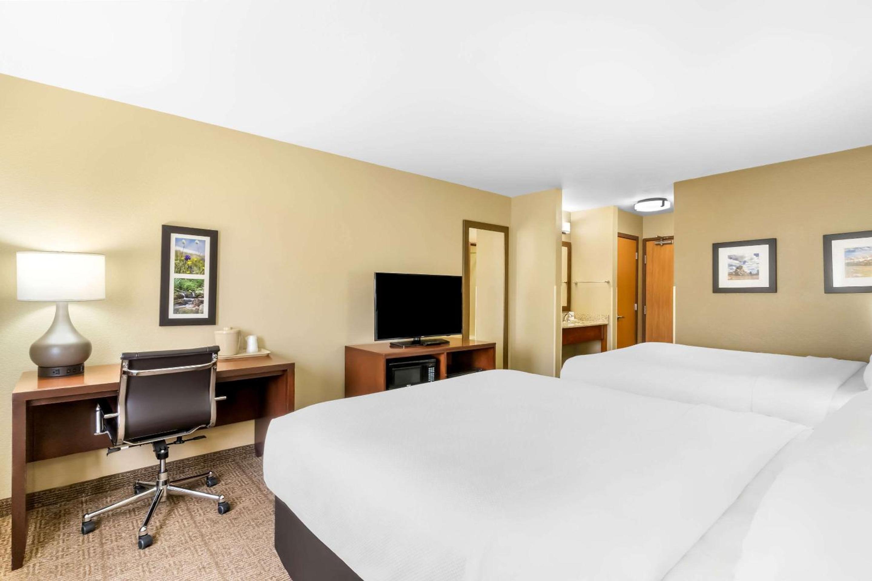 Queen Room with Two Queen Beds - Non-Smoking photo 3