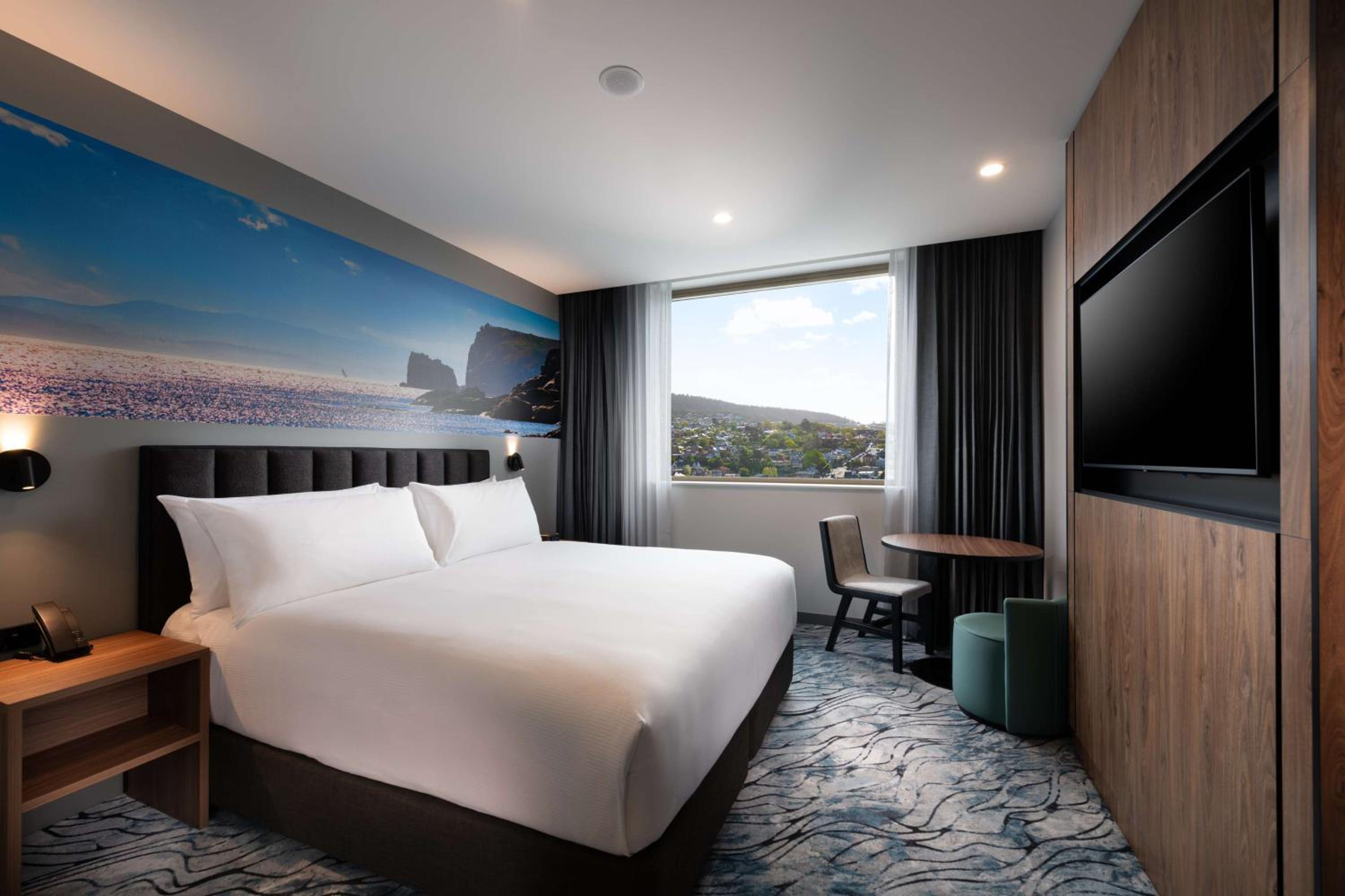 King Guest Room with Mountain View