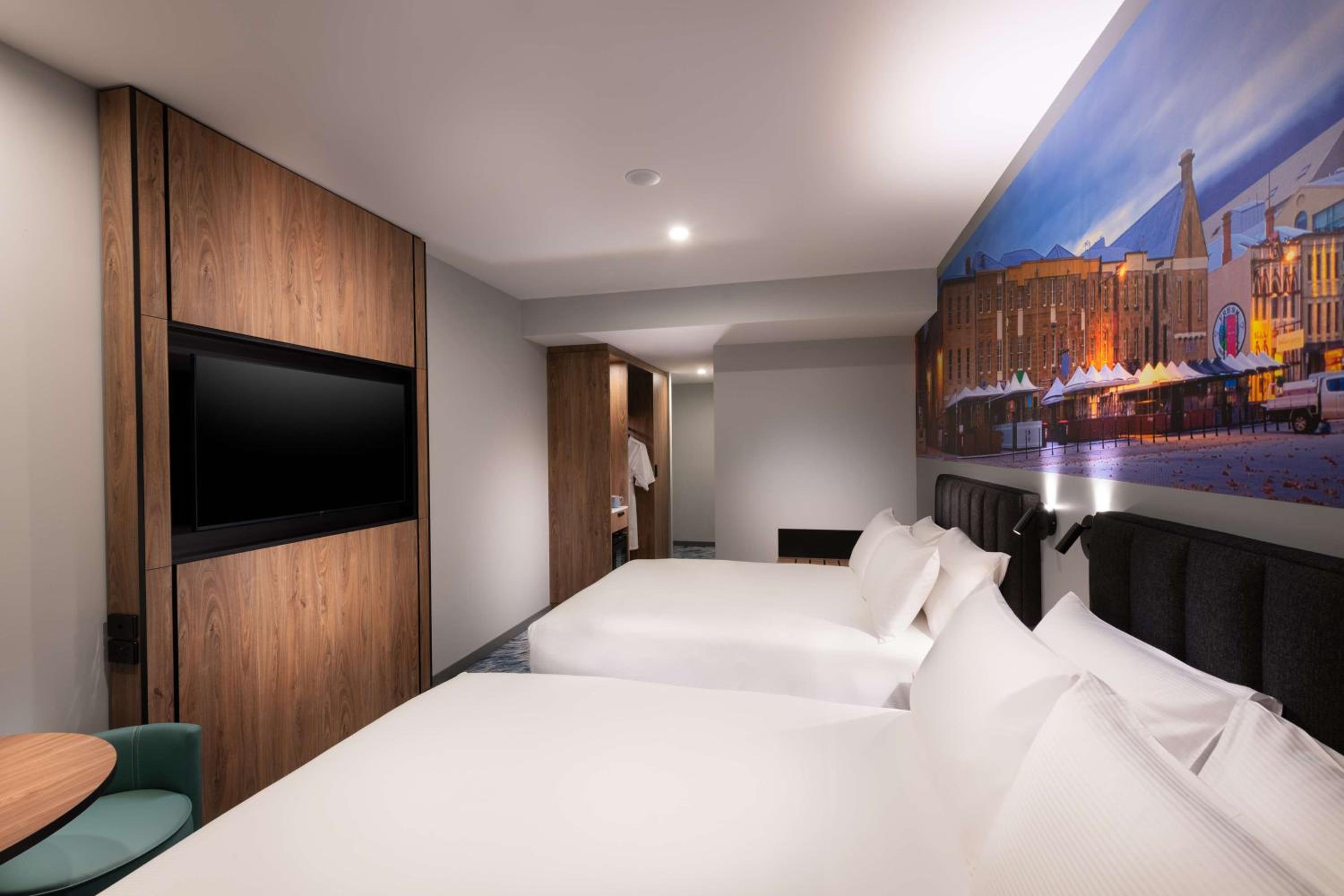 Queen Deluxe Room - Water View thumbnail 5