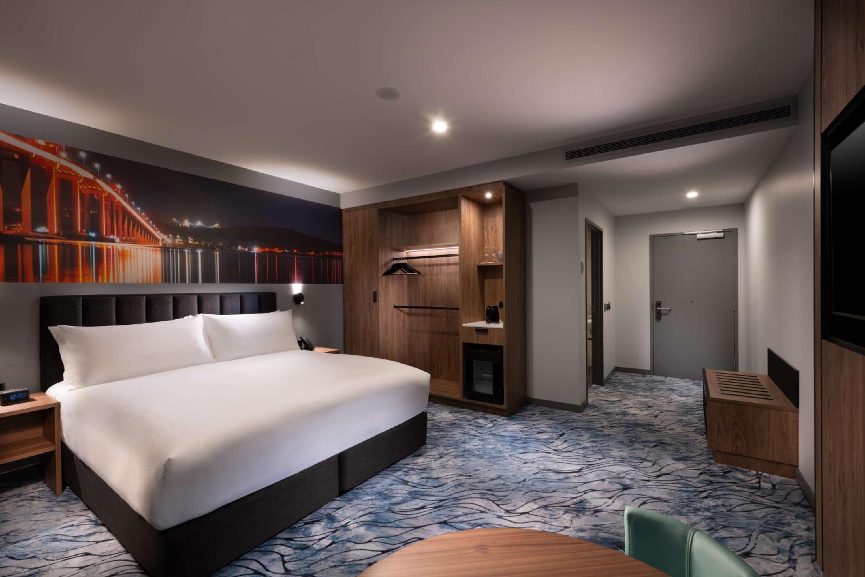King Room with Mountain View - Mobility Accessible