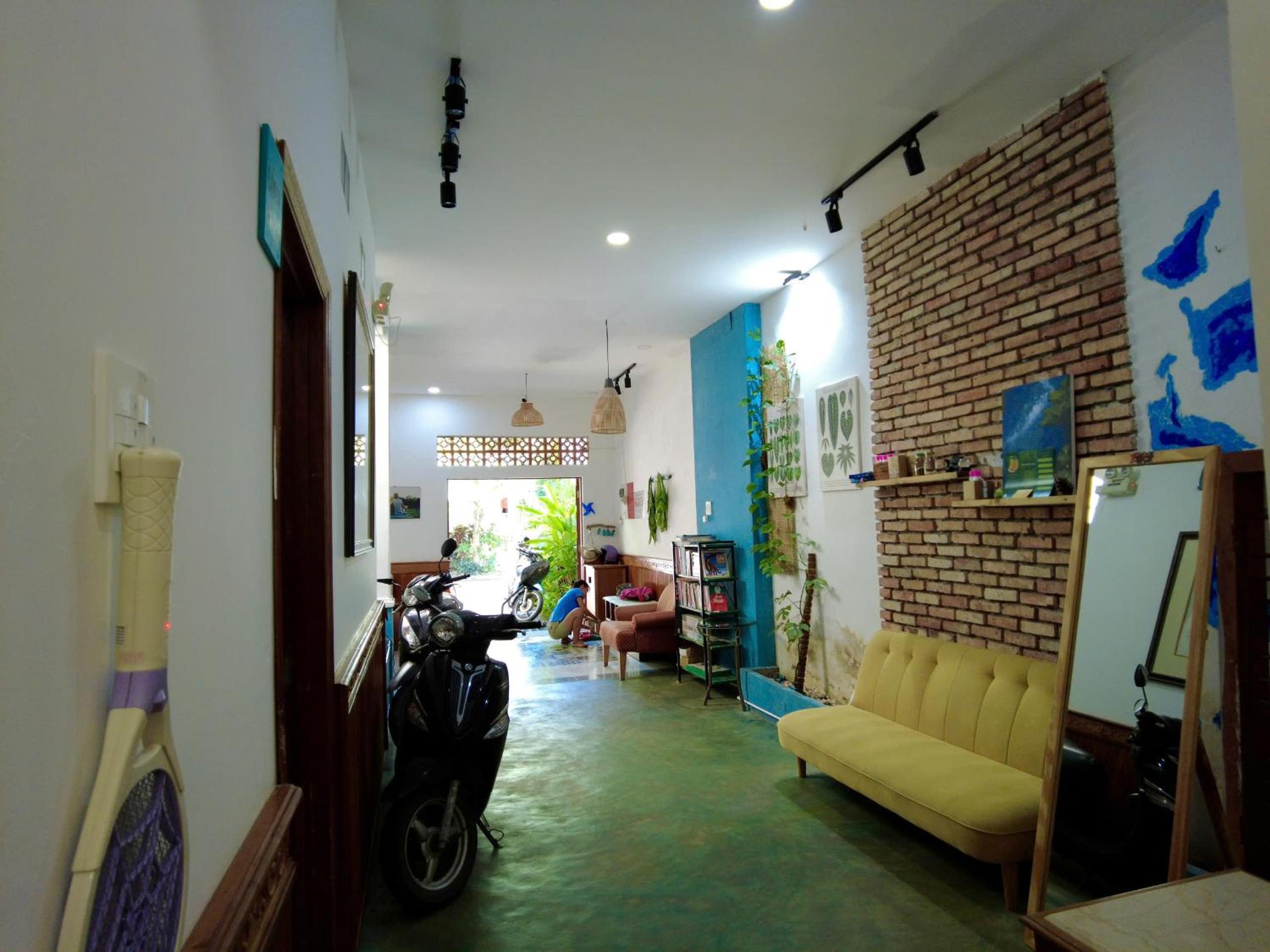 Six-Bedroom House photo 1
