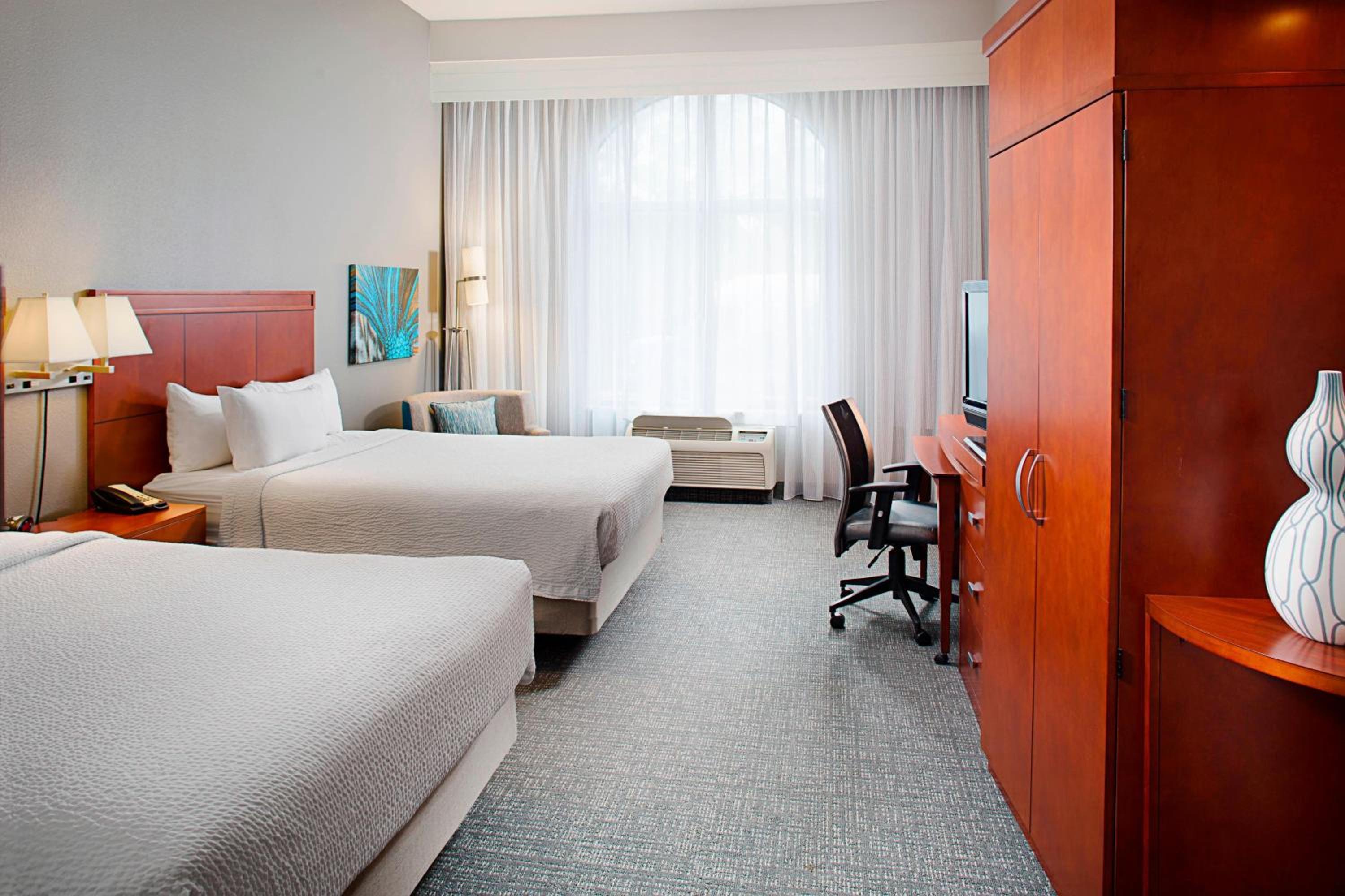 Queen Room with Two Queen Beds thumbnail 5