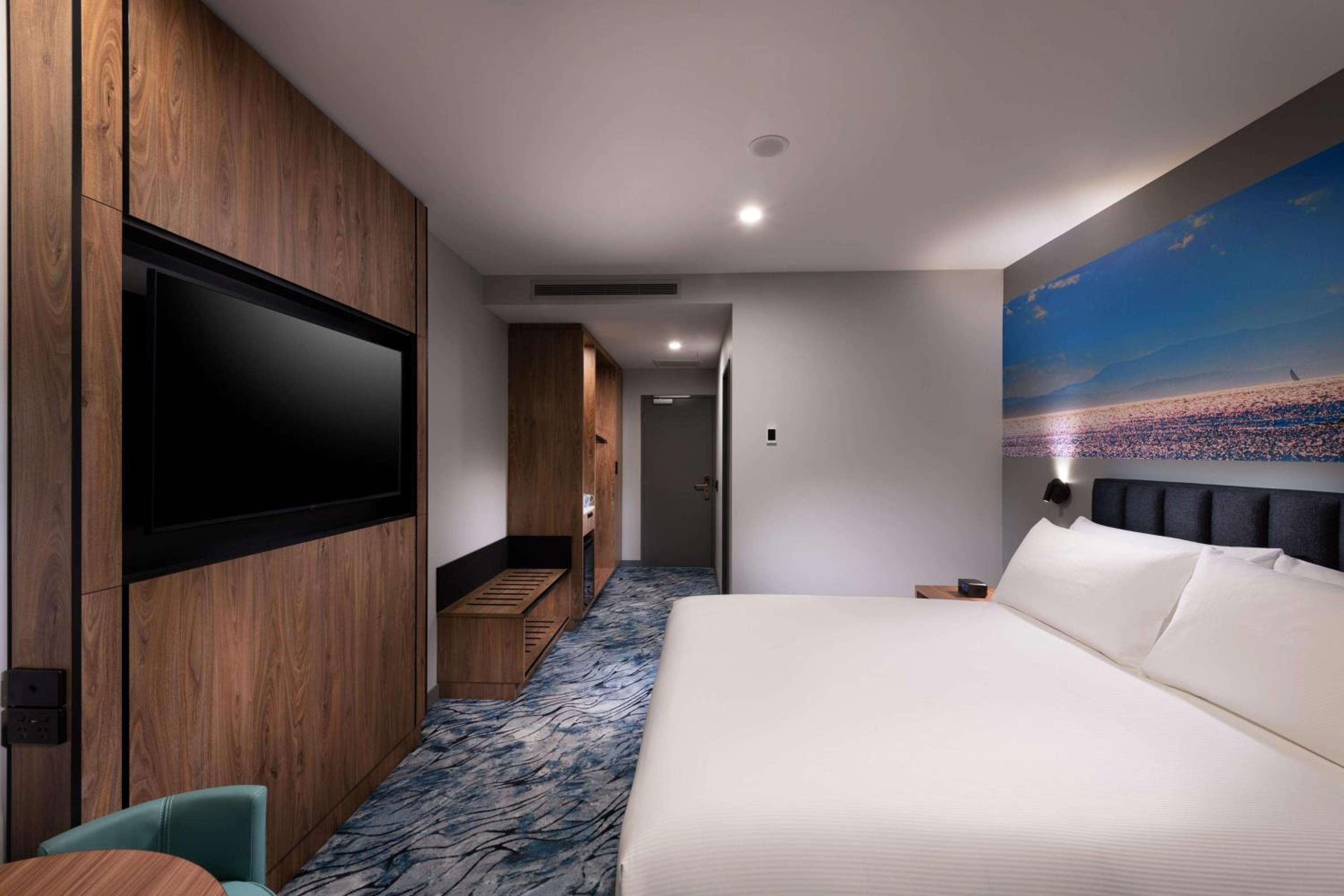 King Guest Room with Mountain View