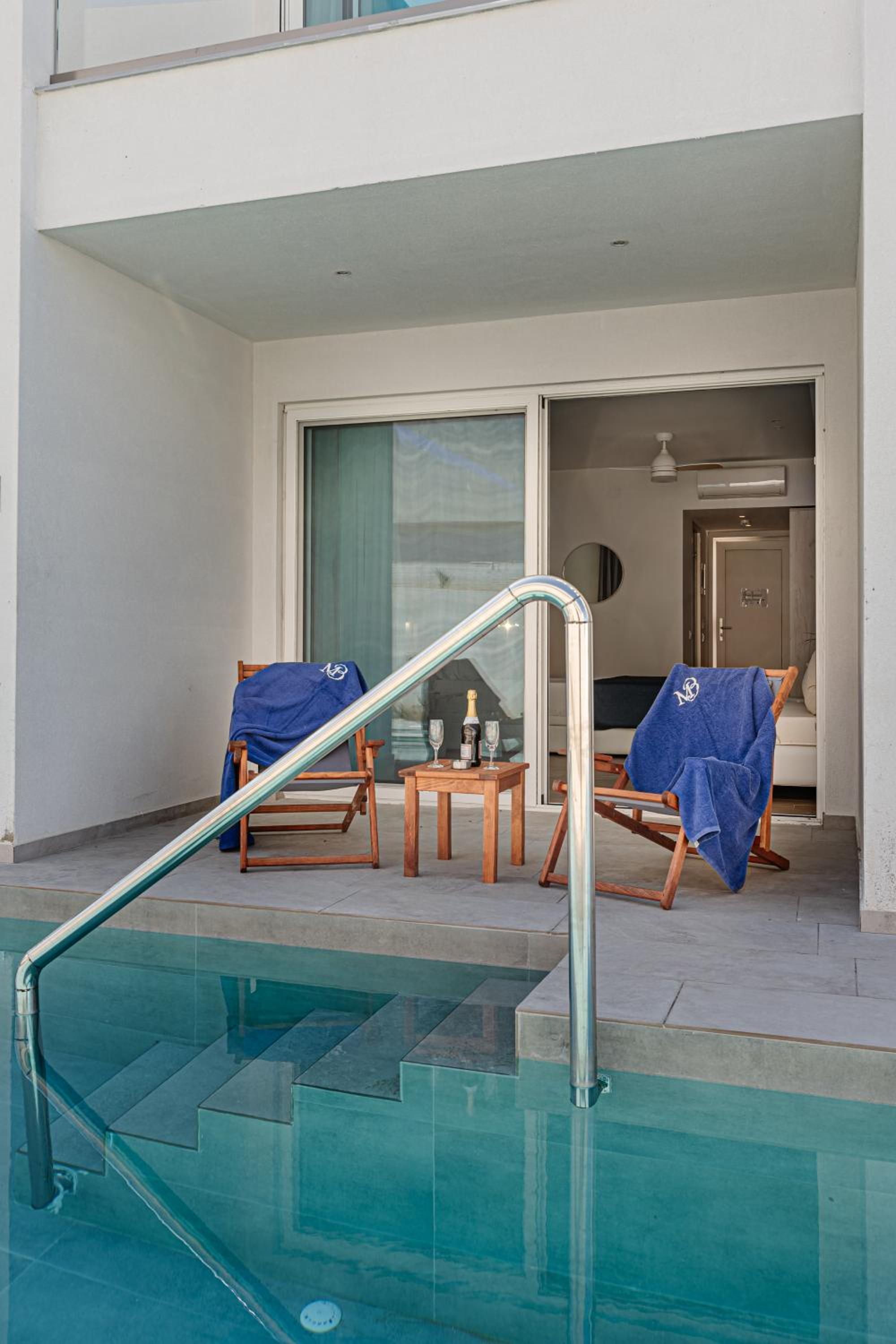 Junior Suite With Private Pool - Photo 8