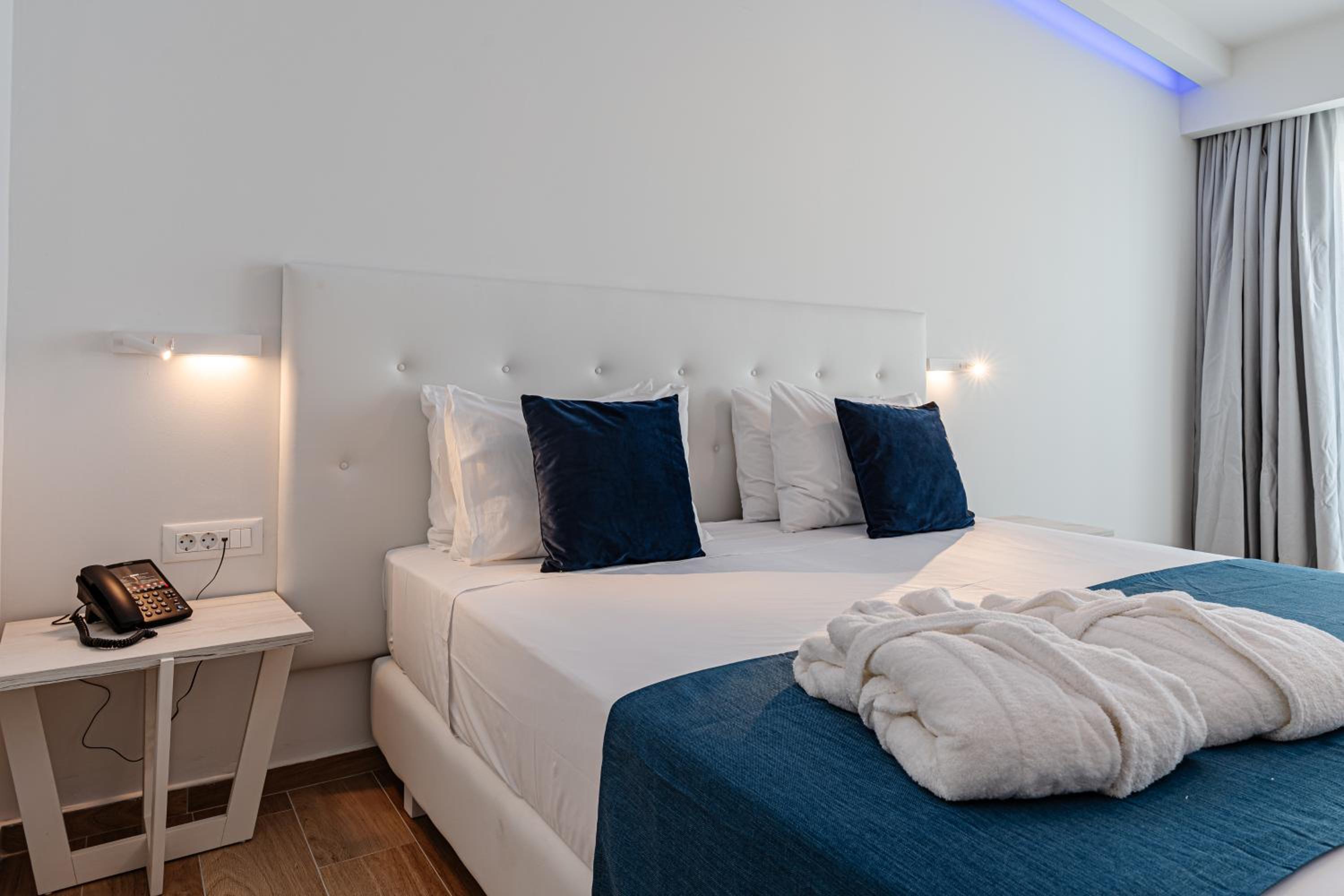 Suite with Sharing Pool - Photo 6
