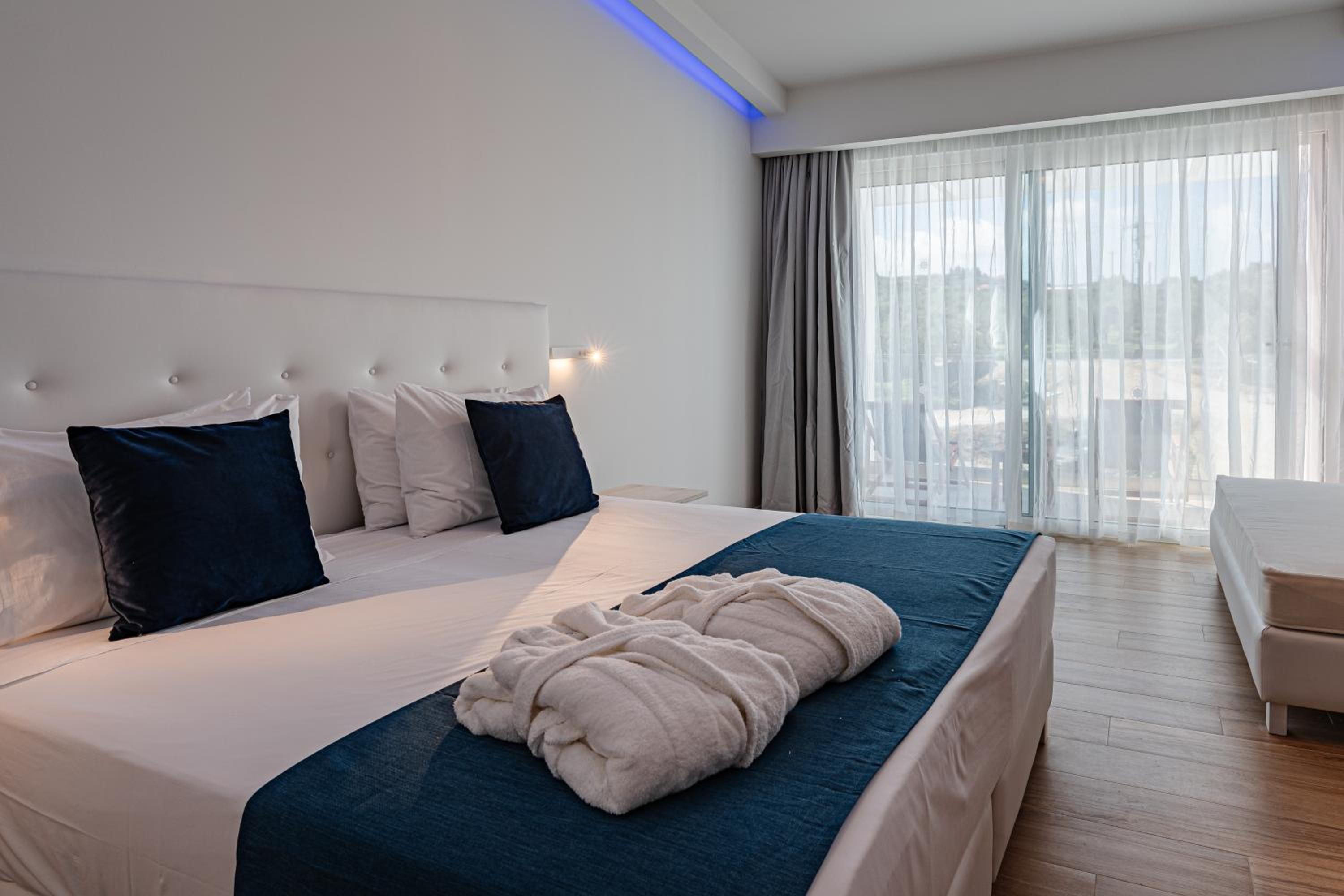Suite with Sundeck photo 2