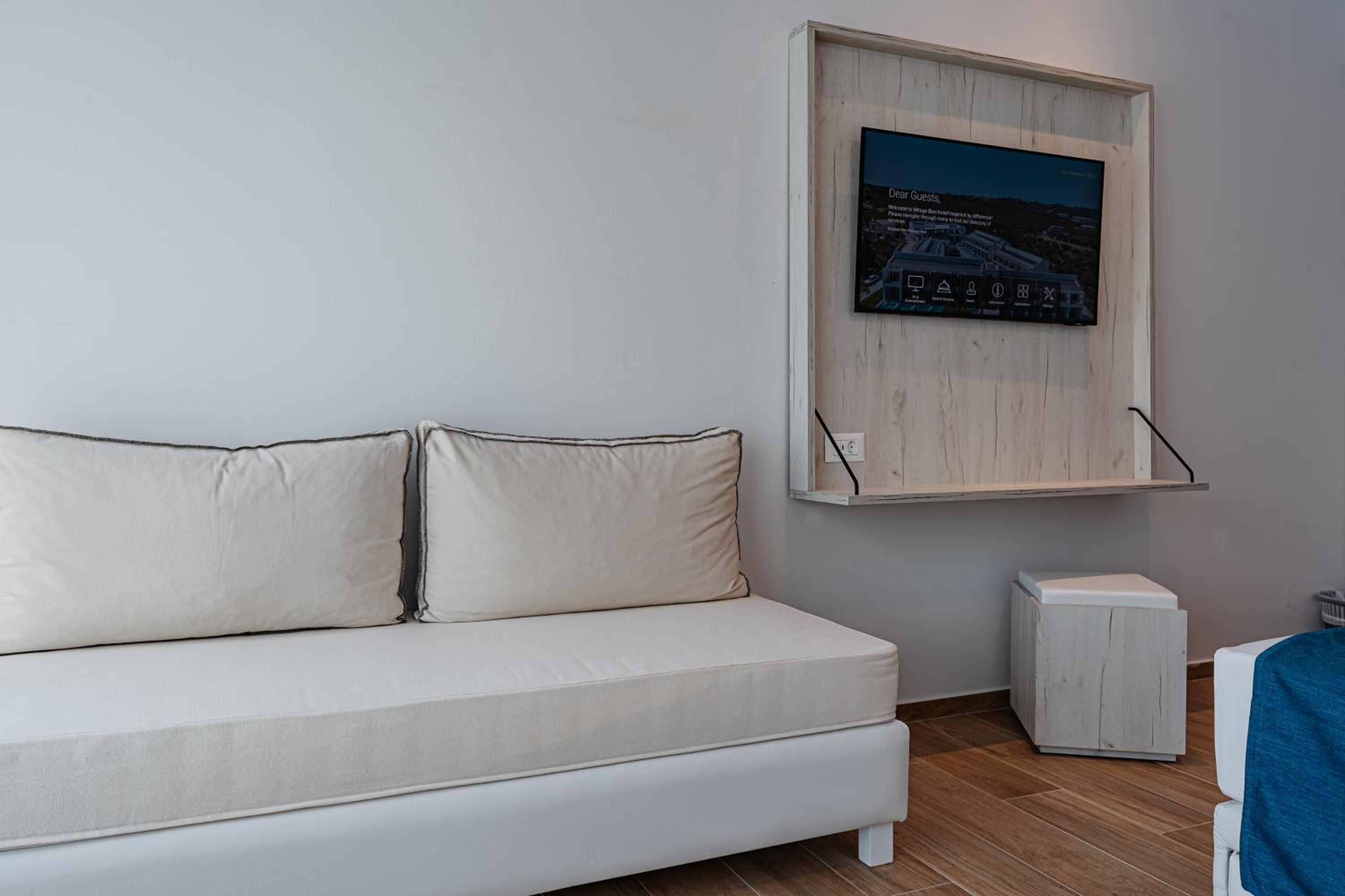 Junior Suite with Sharing Pool