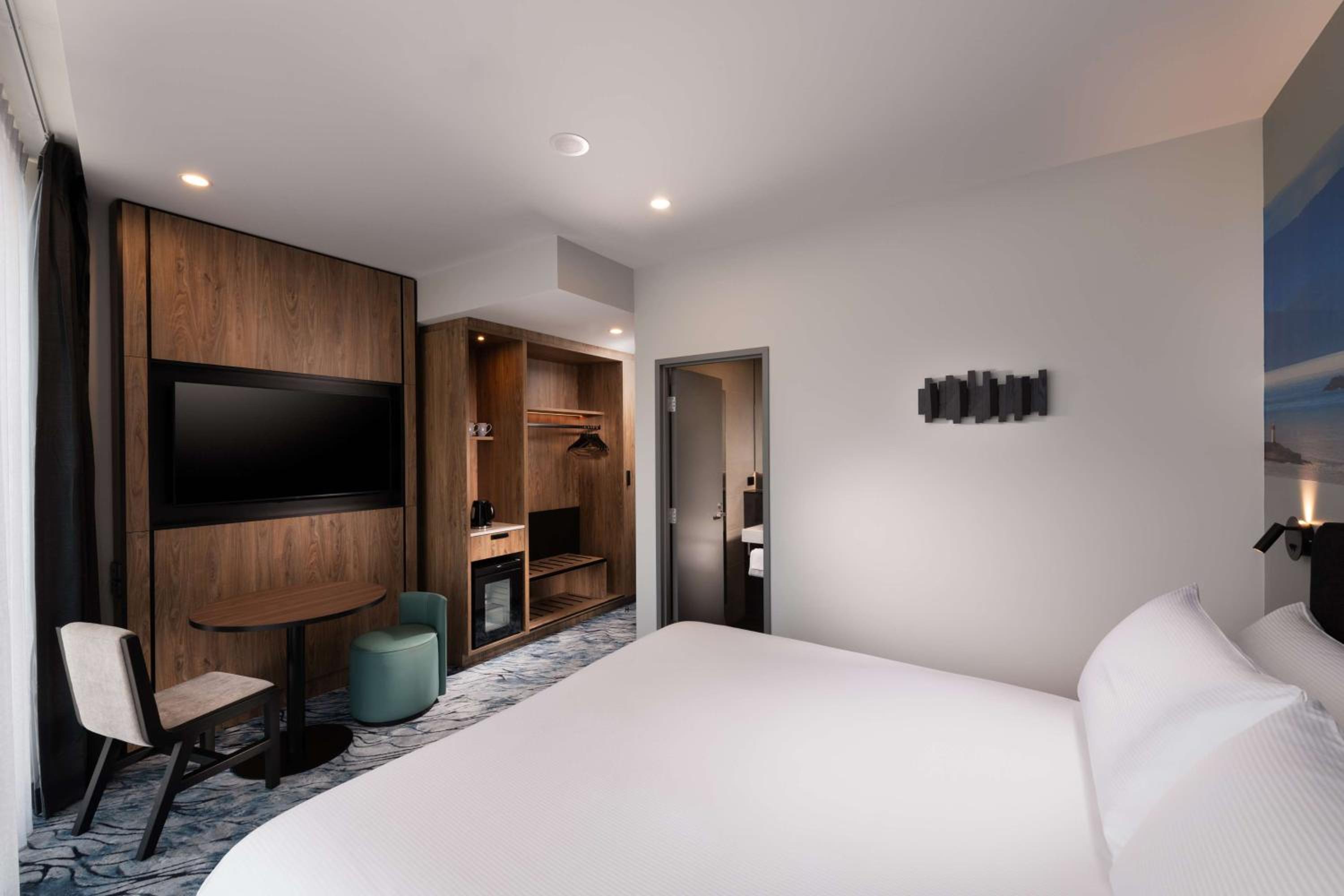 King Guest Room - Water View