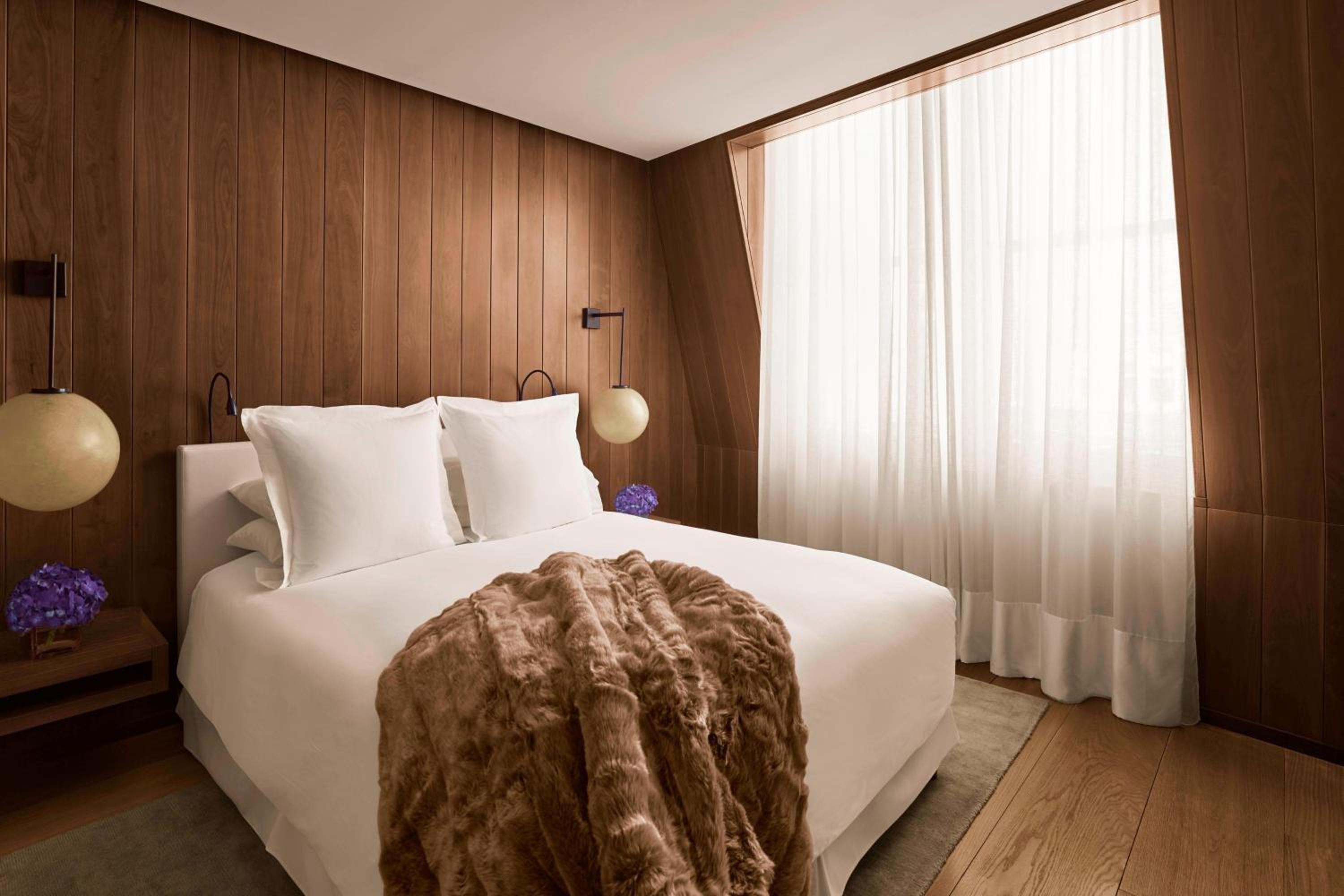 Newman One-Bedroom Queen Suite