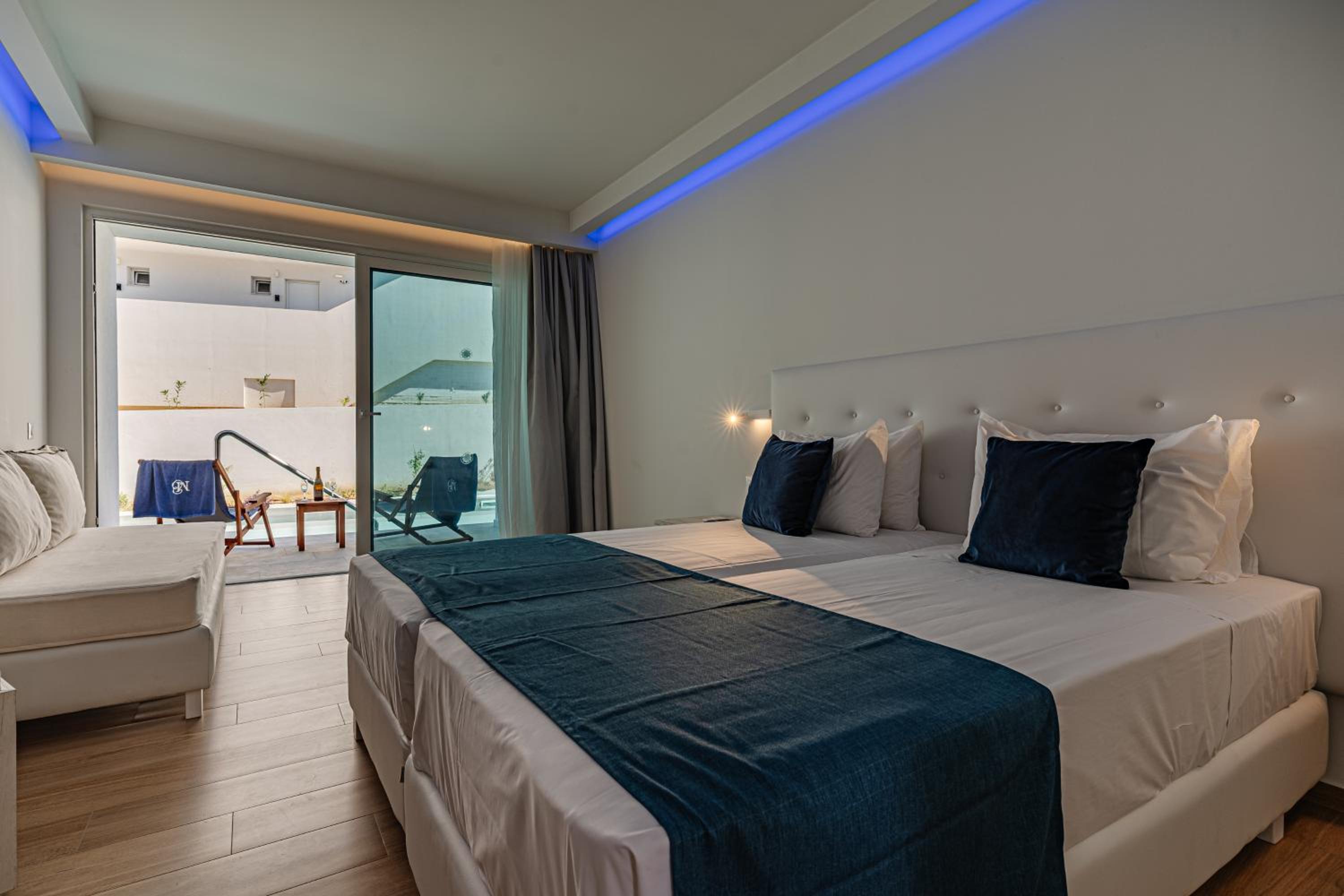Suite with Sharing Pool - Photo 3