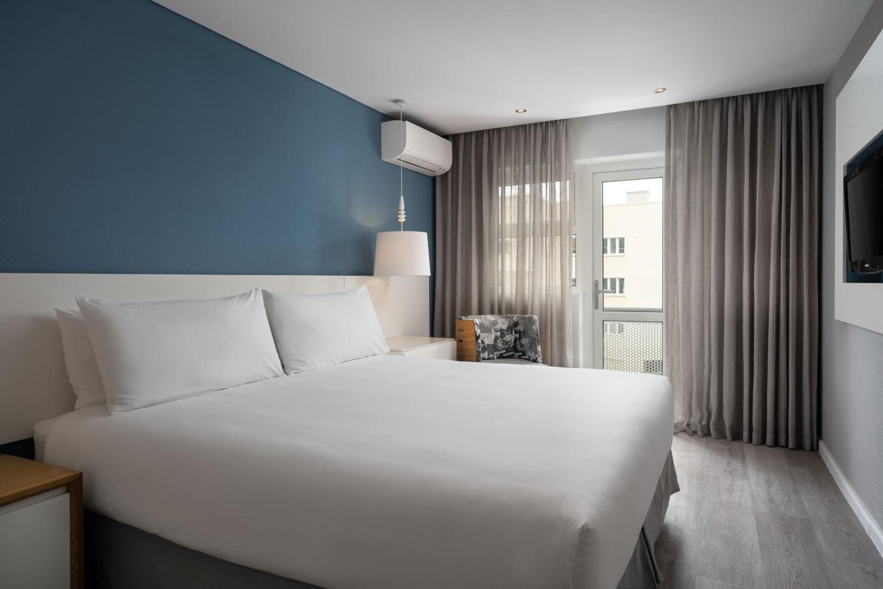 Guest room, 1 King, Balcony - Photo 10