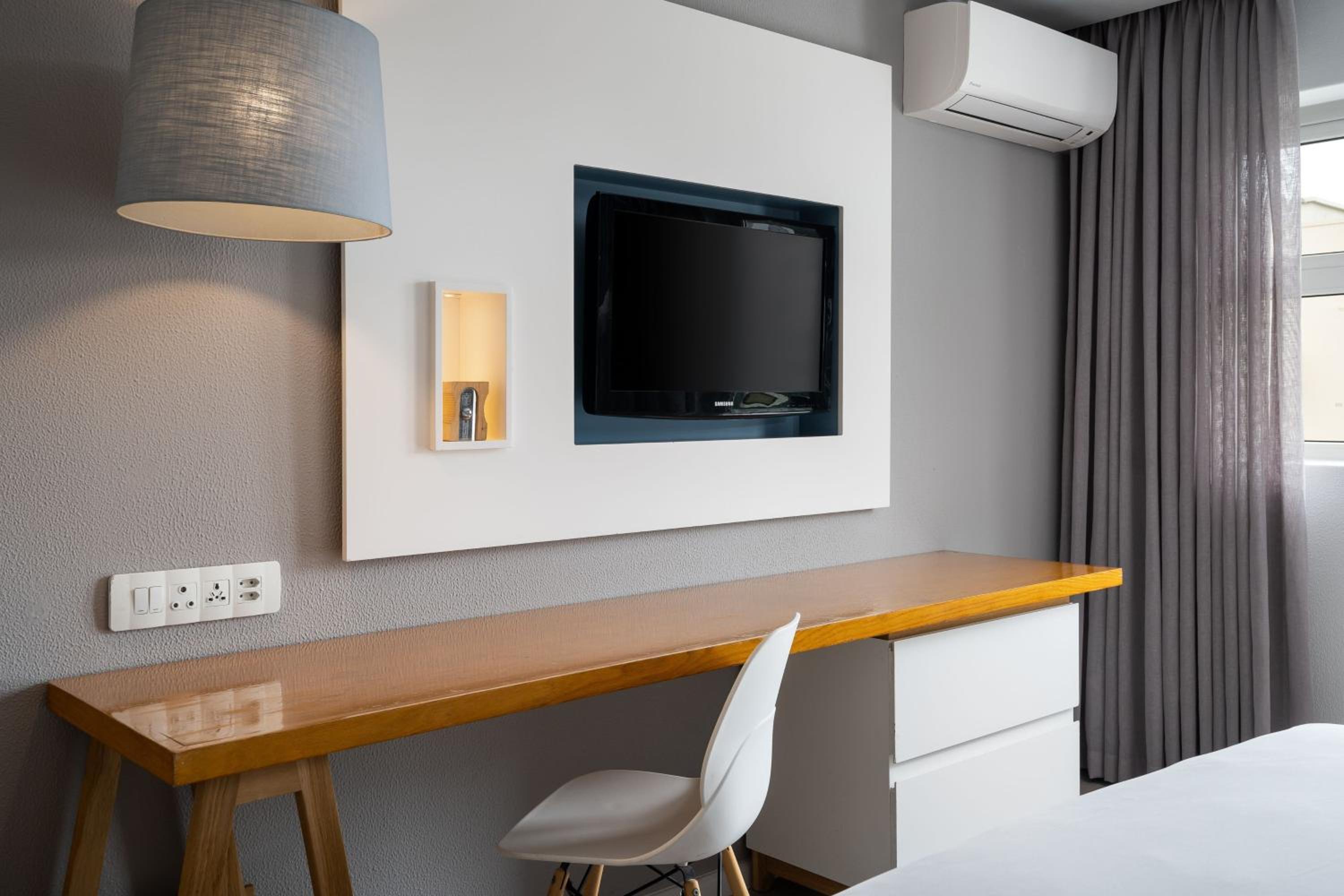 Guest room, 1 King, Balcony - Photo 12