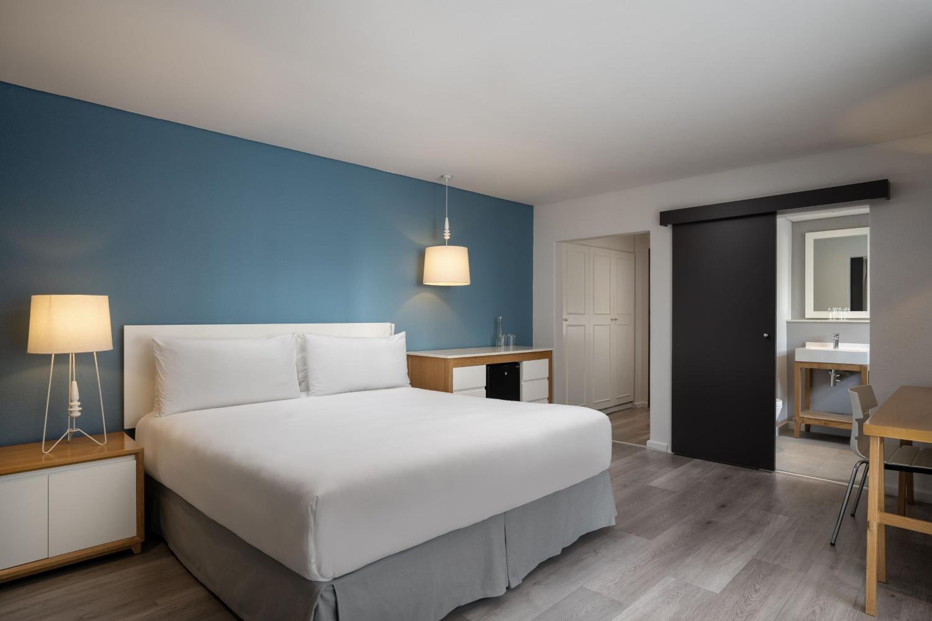 Larger Guest room, 1 King, Partial sea view, Balcony - Photo 10