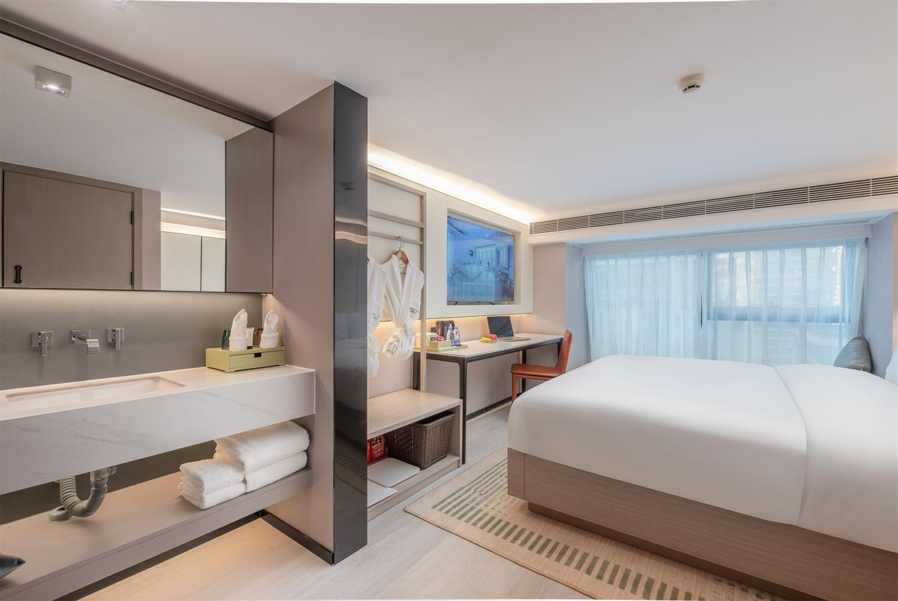 Superior City View King Room