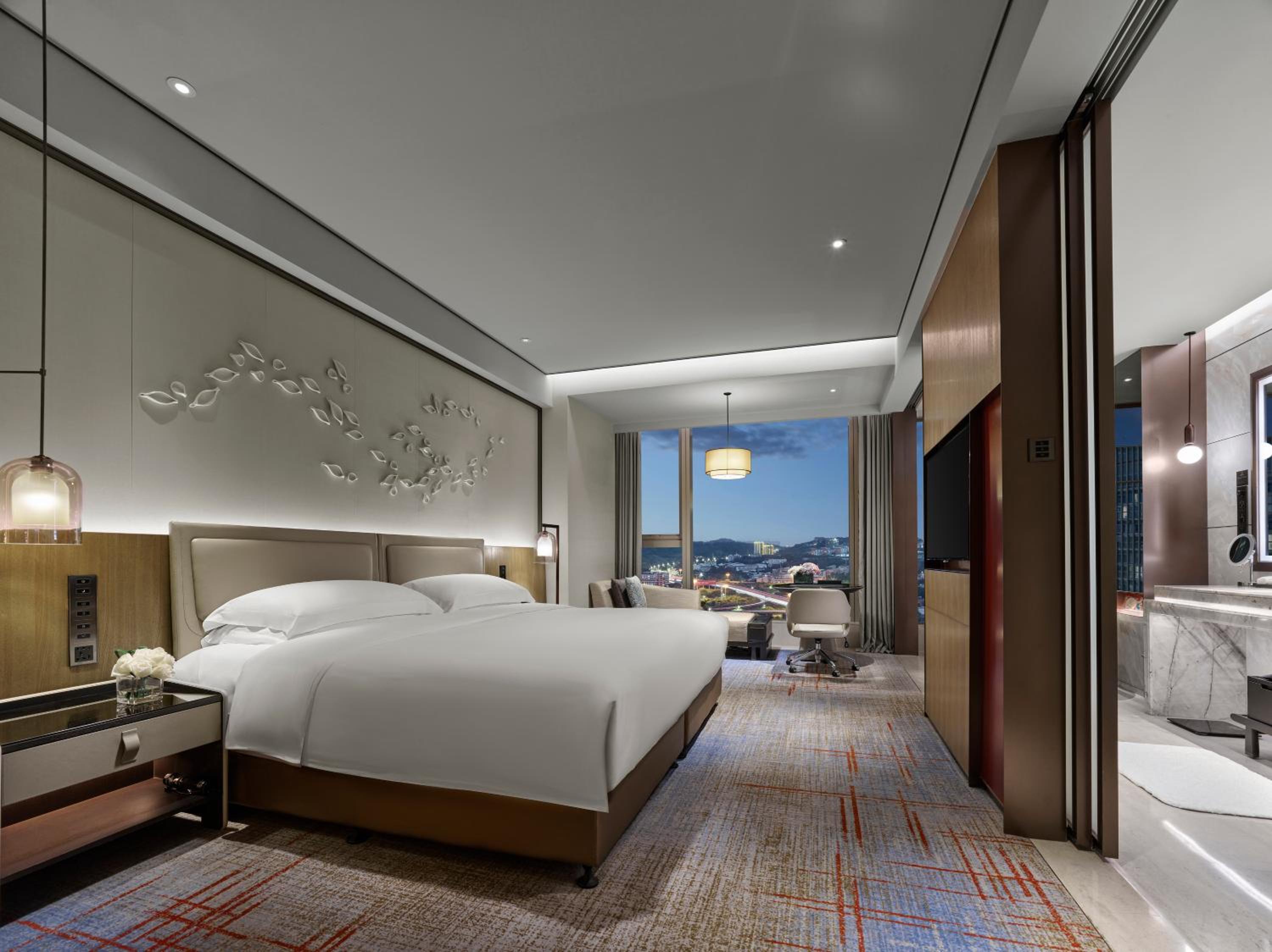 Classic King Room with City View - High Floor/Lounge Access photo 3