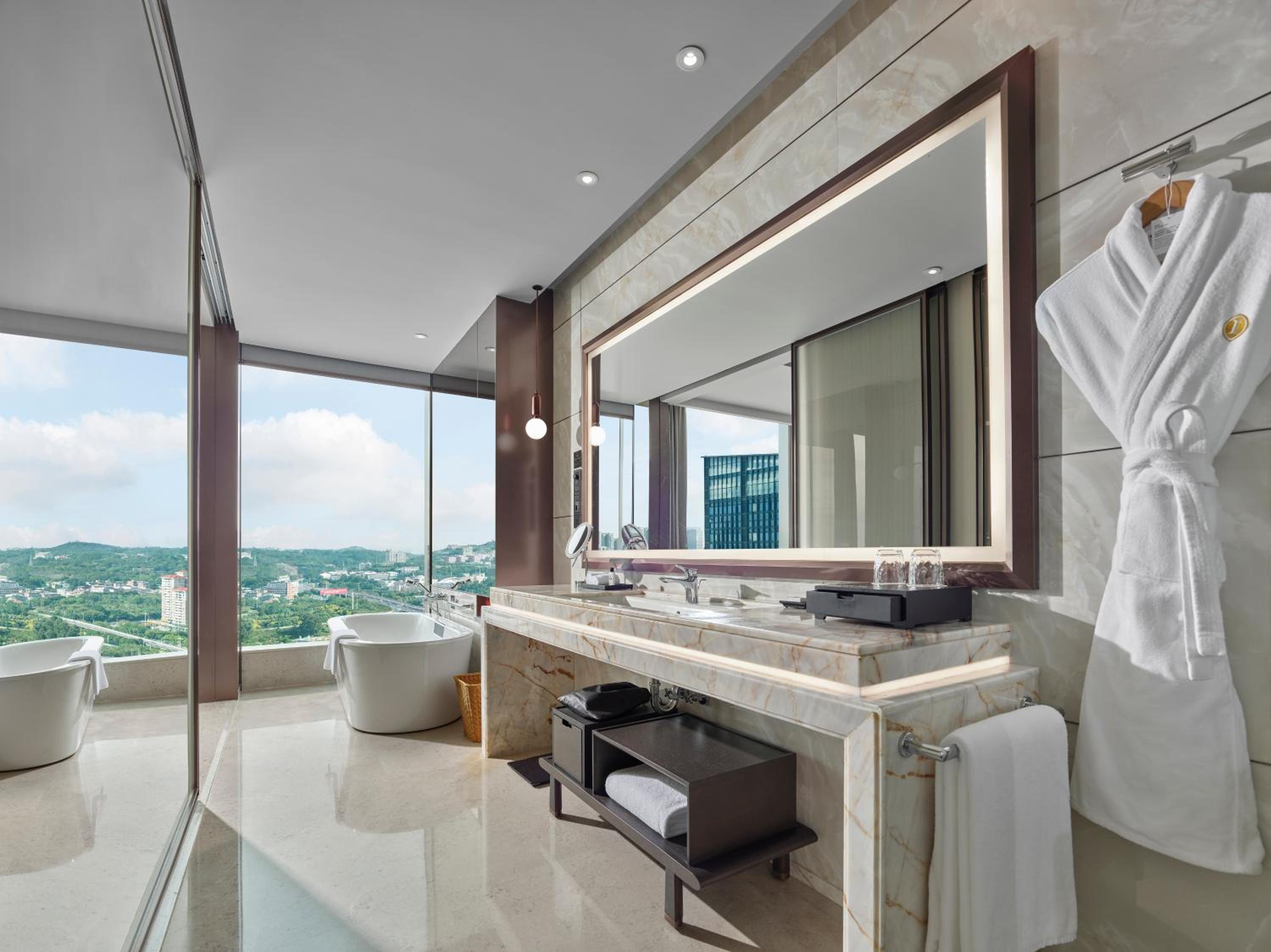 Classic King Room with City View - High Floor/Lounge Access photo 2