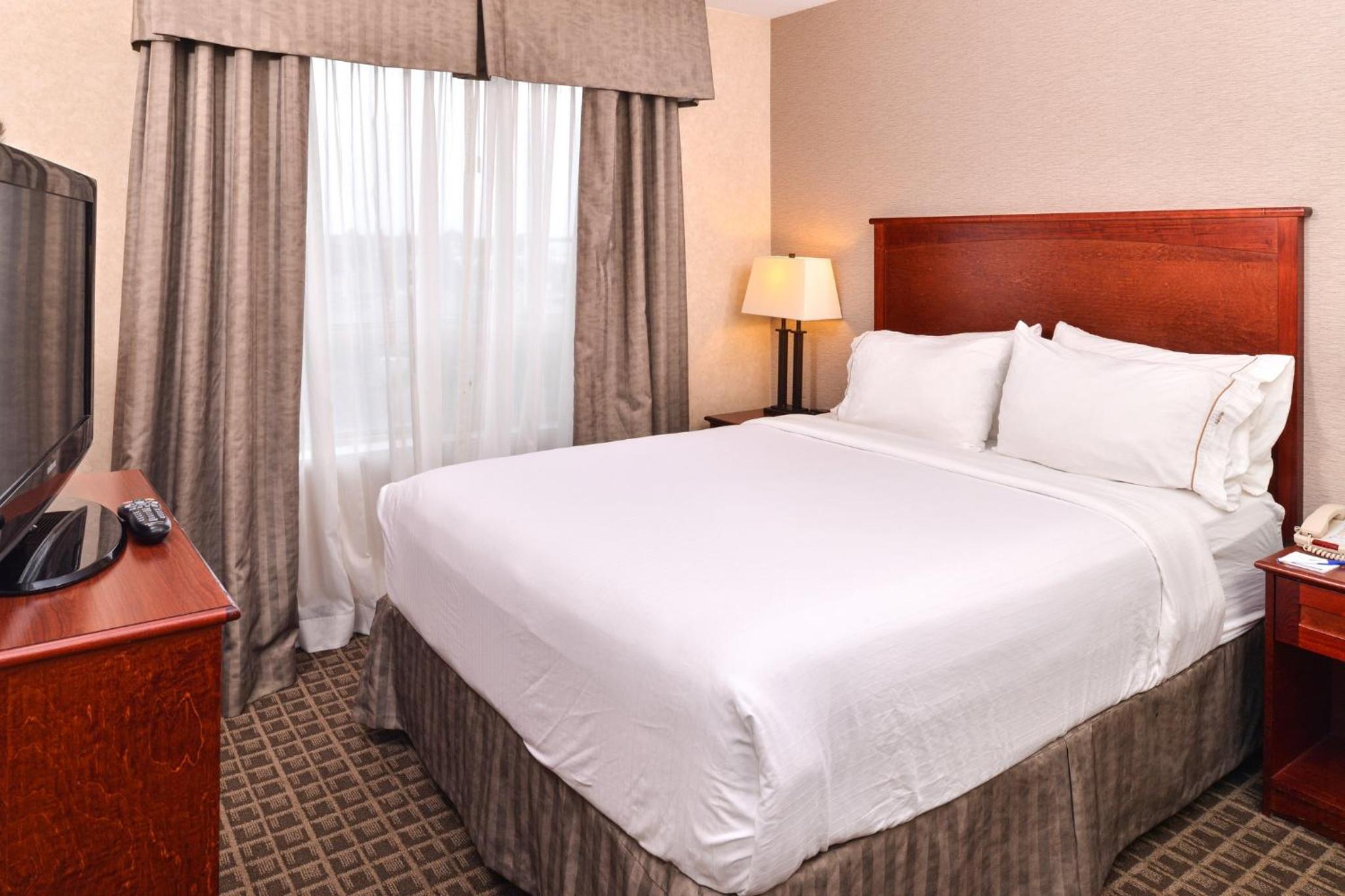 Queen Suite with Sofa Bed - Photo 4