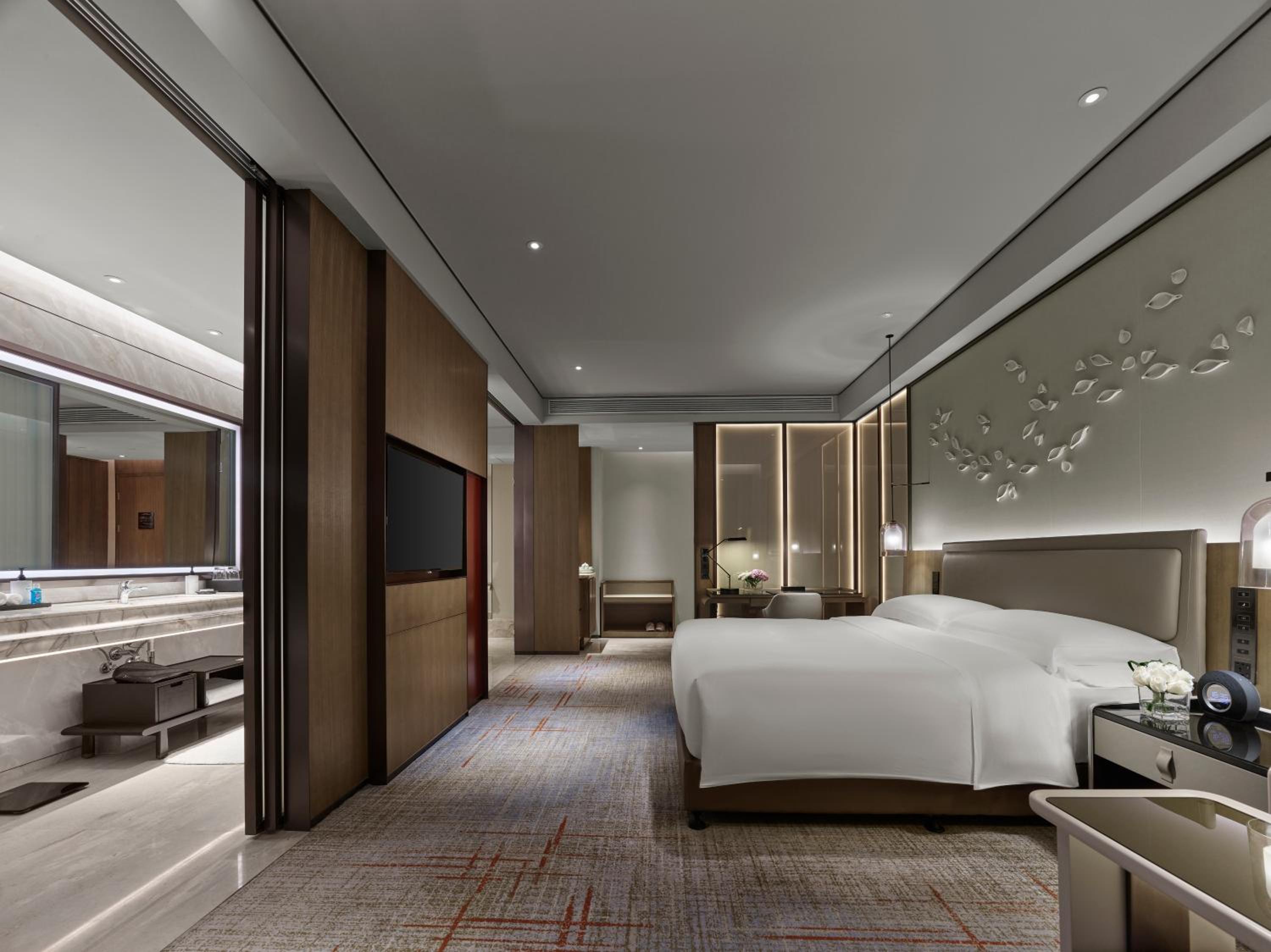 Classic King Room with River View - High Floor/Lounge Access photo 3
