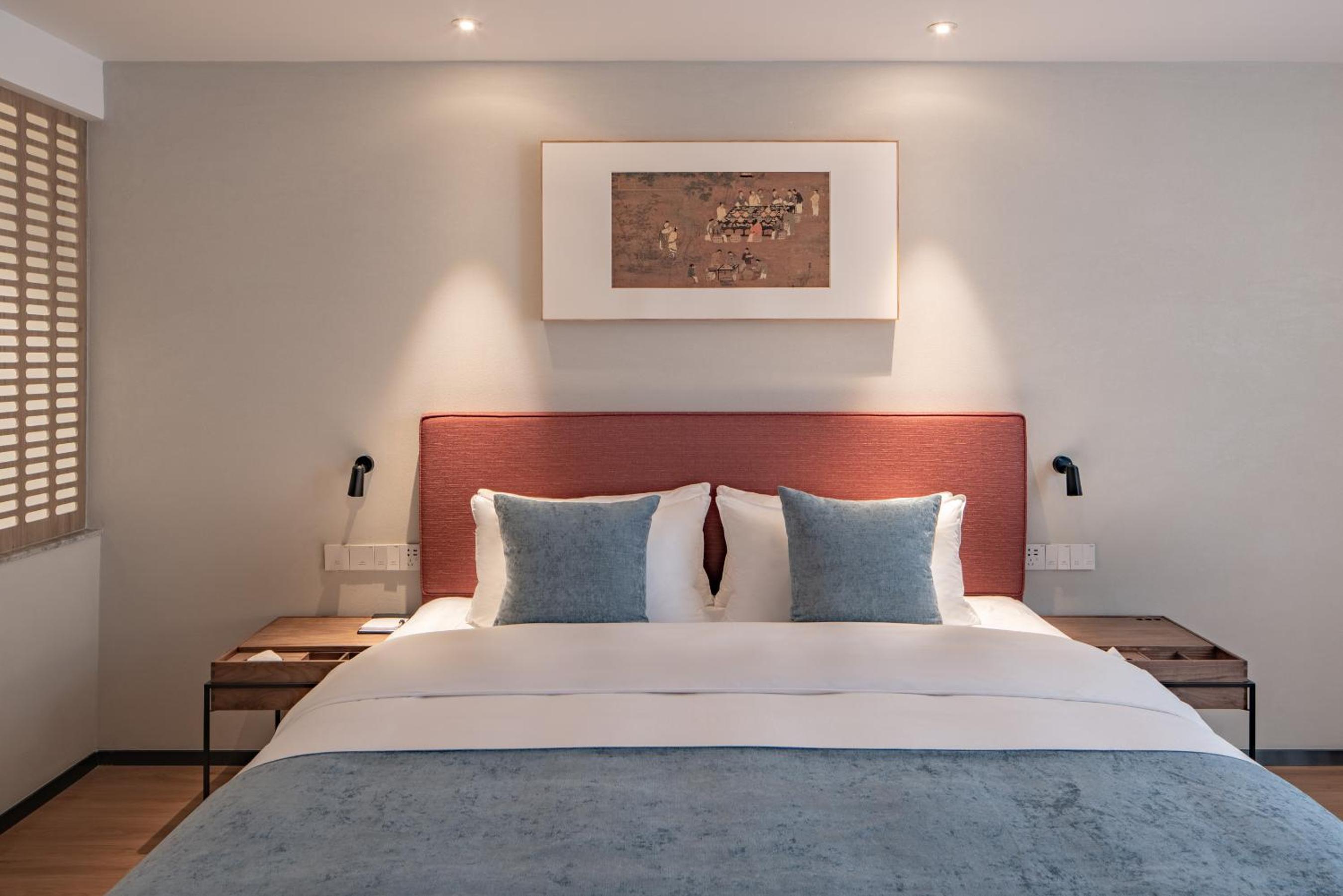 Queen Room photo 1