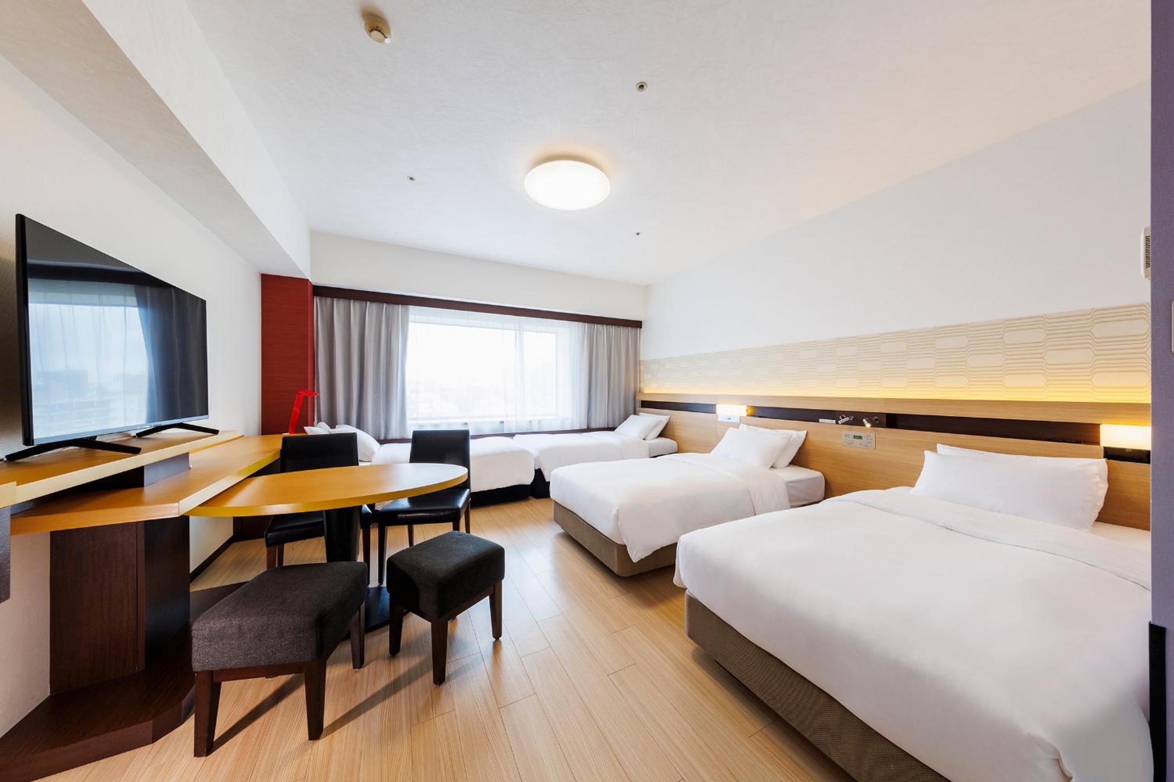 East Wing - DELUXE TWIN (For 4 adults), Non Smoking (1 bed for over age of 7) thumbnail 5