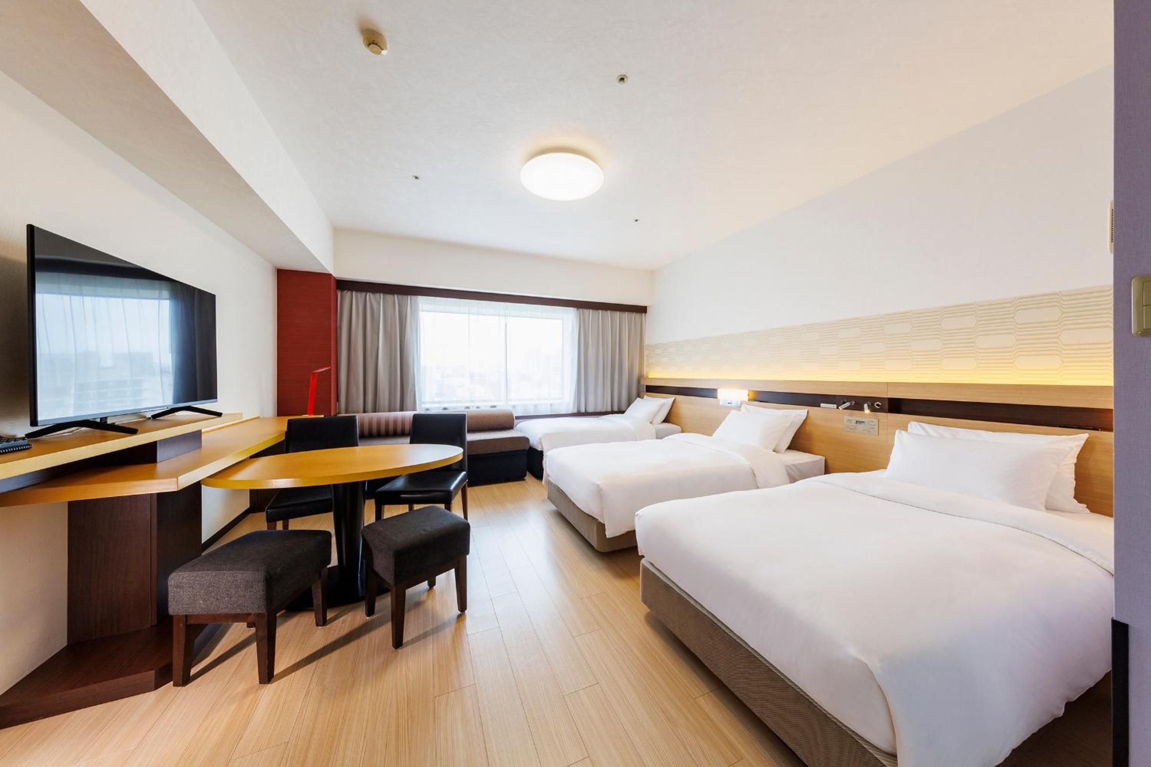 East Wing - DELUXE TWIN (For 3 adults), Non Smoking (1 bed for over age of 7) thumbnail 5