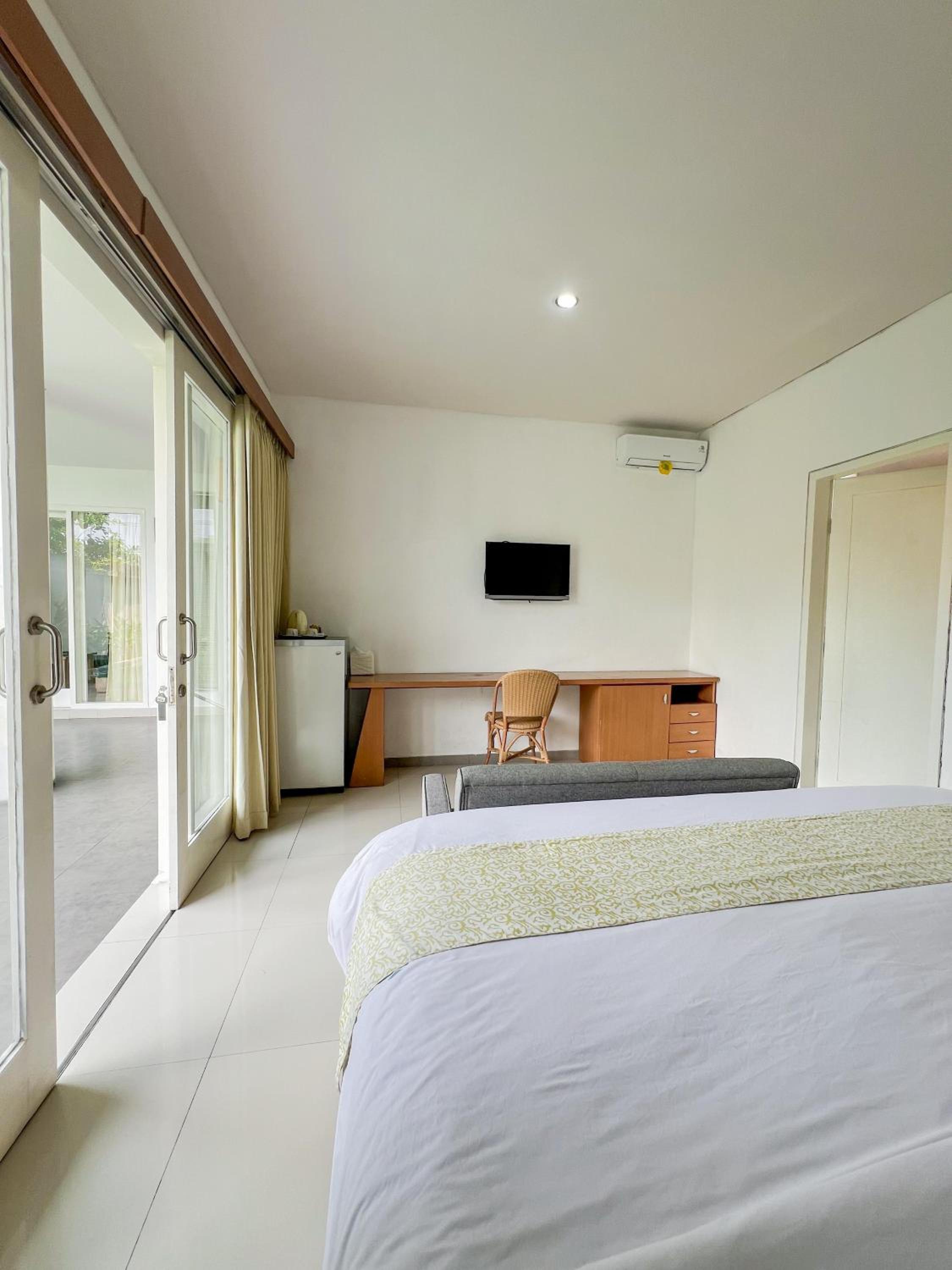 Suite with Pool View photo 2