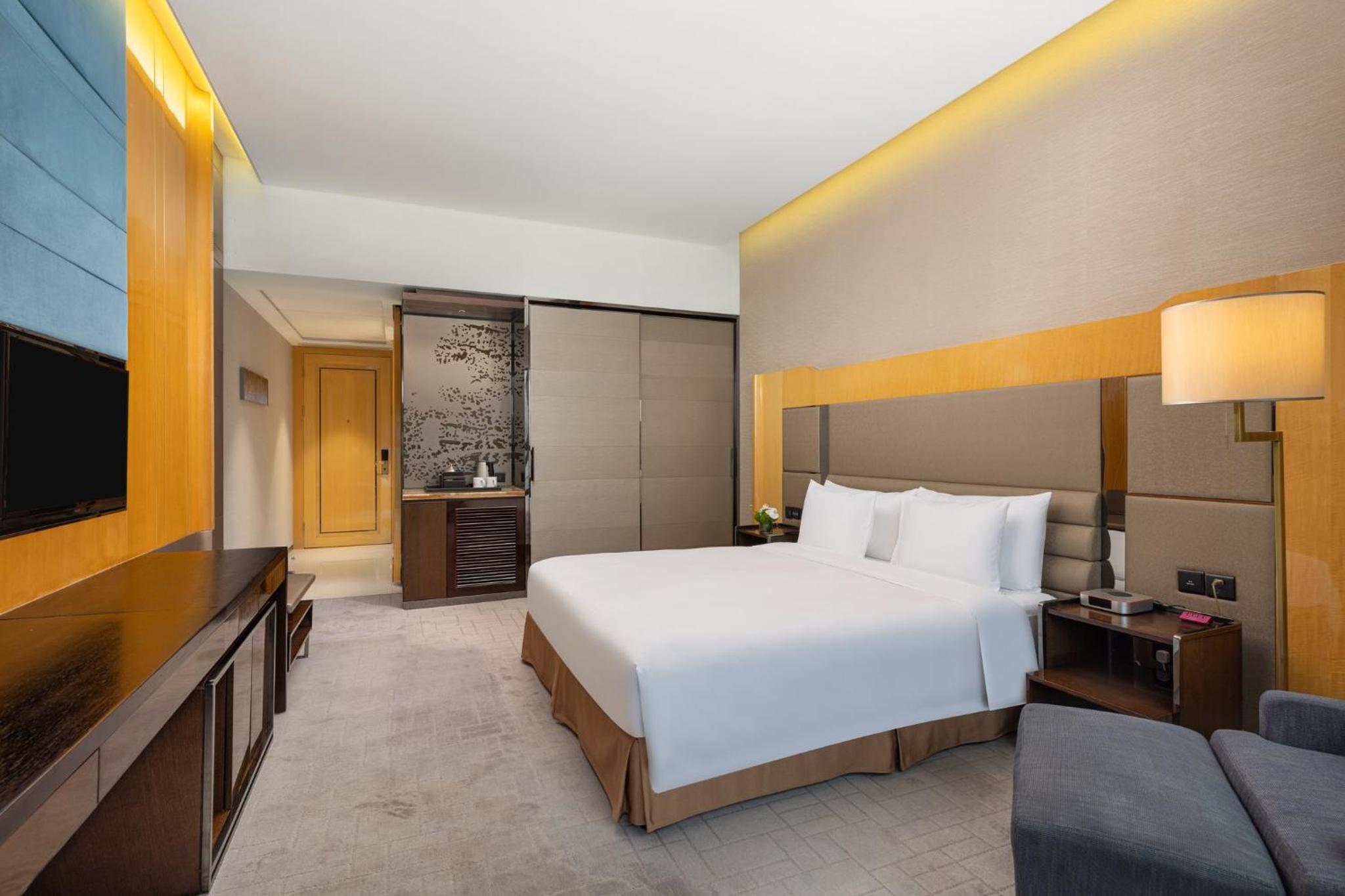 Standard King Room - Lounge Access/High Floor thumbnail 6
