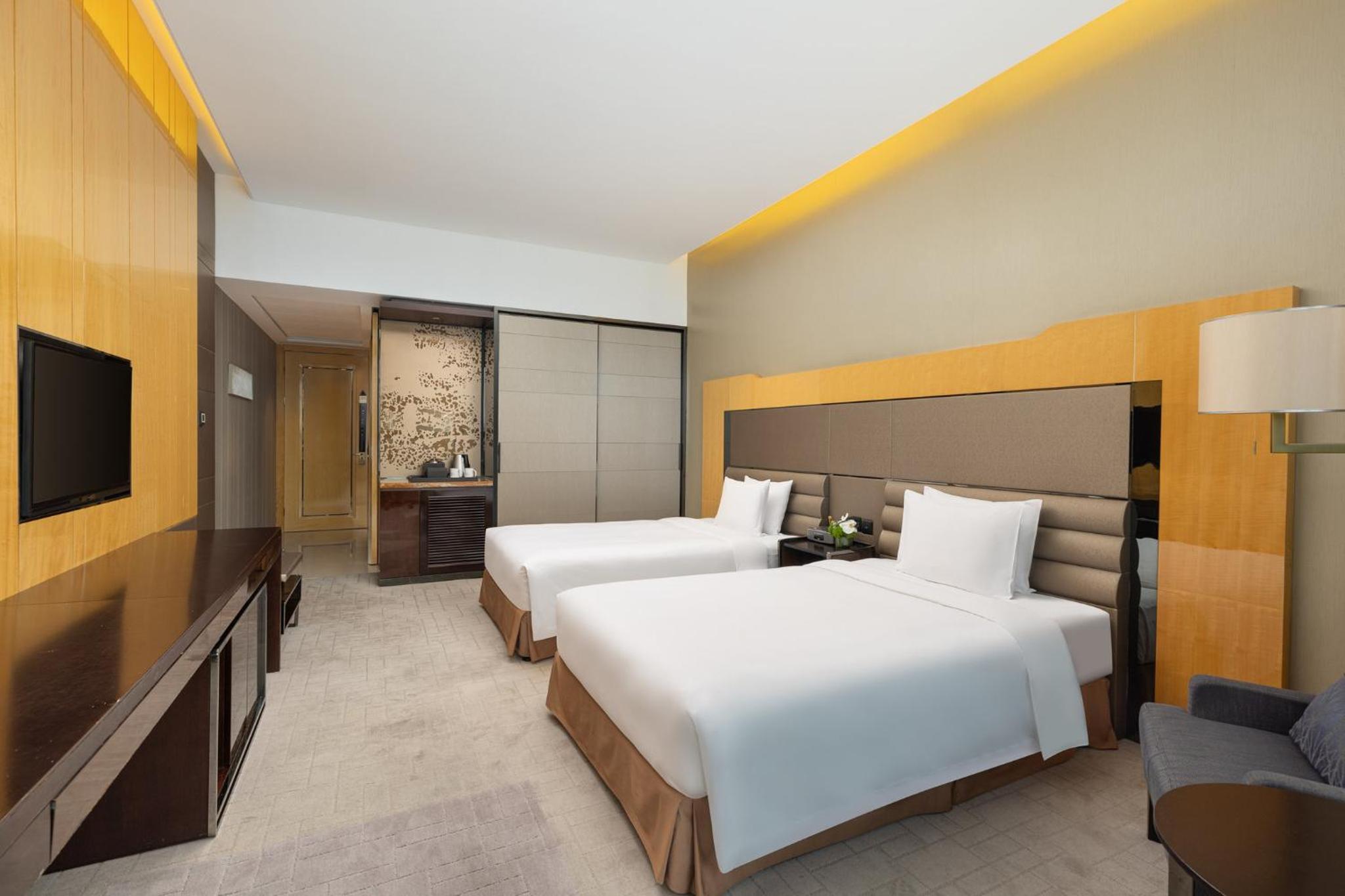 Standard Twin Room with City View thumbnail 5
