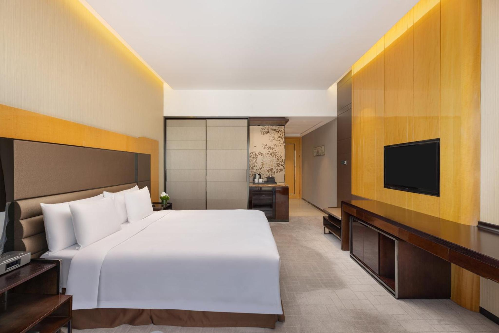 Standard King Room with City View thumbnail 6
