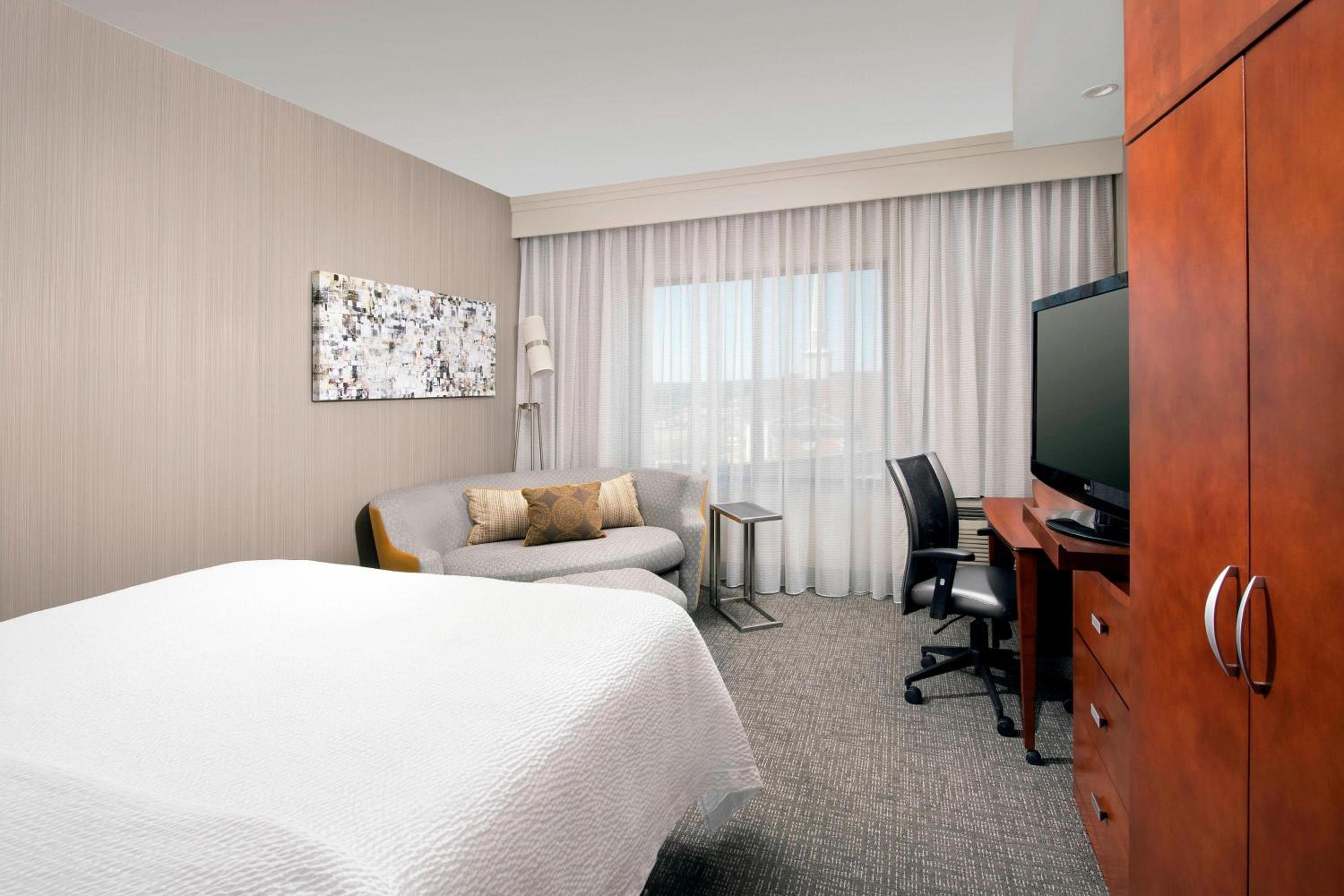 King Room with Sofa Bed - Photo 1