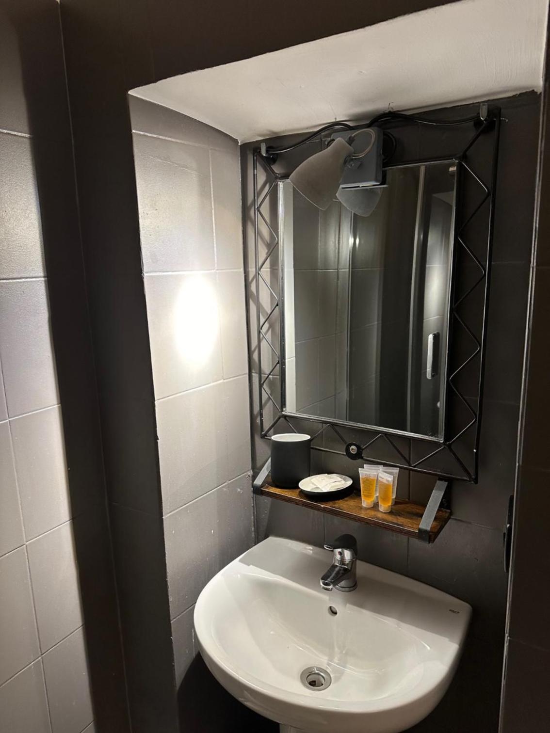 Standard Twin Room - Photo 3