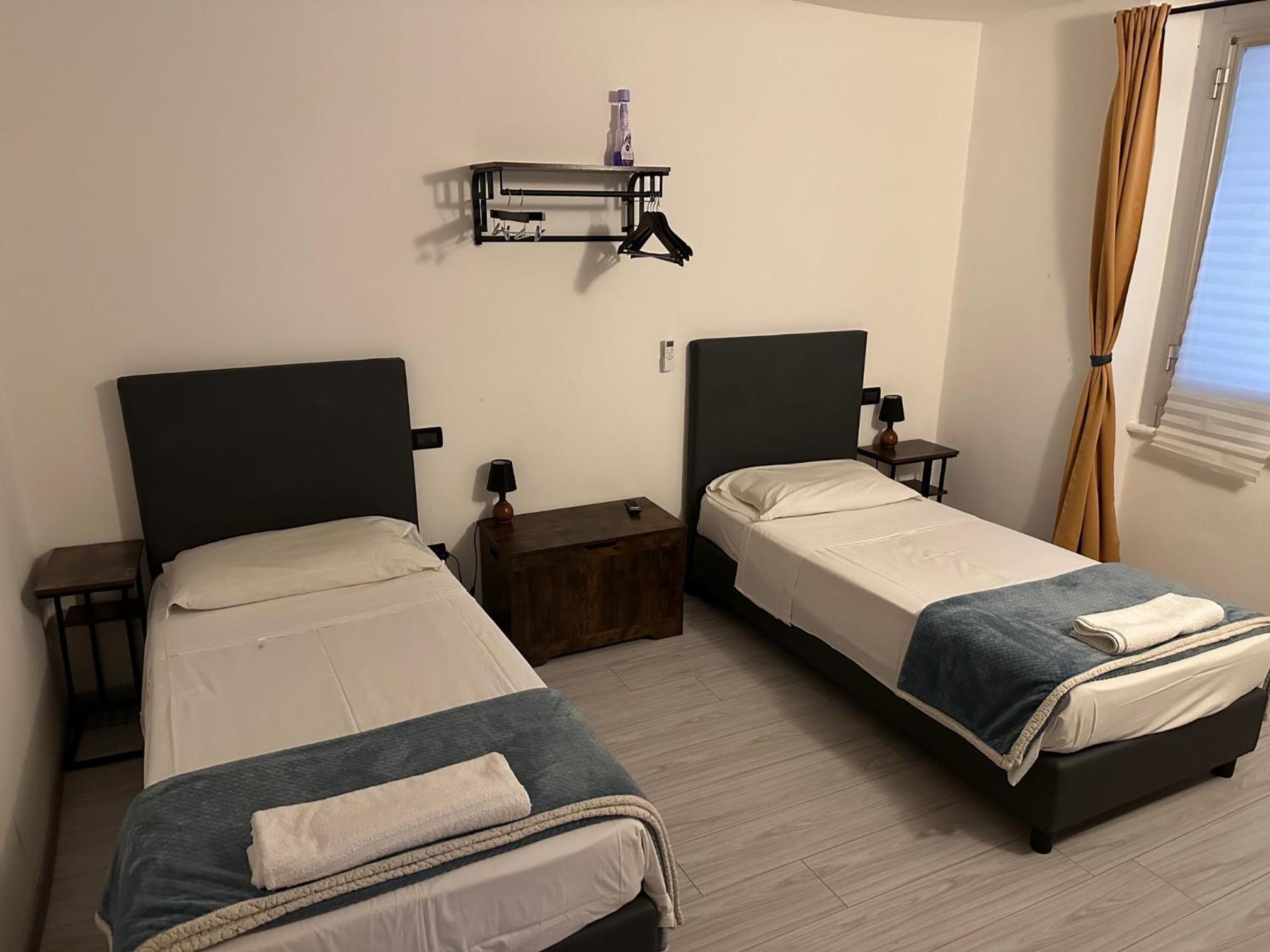 Standard Twin Room - Photo 4