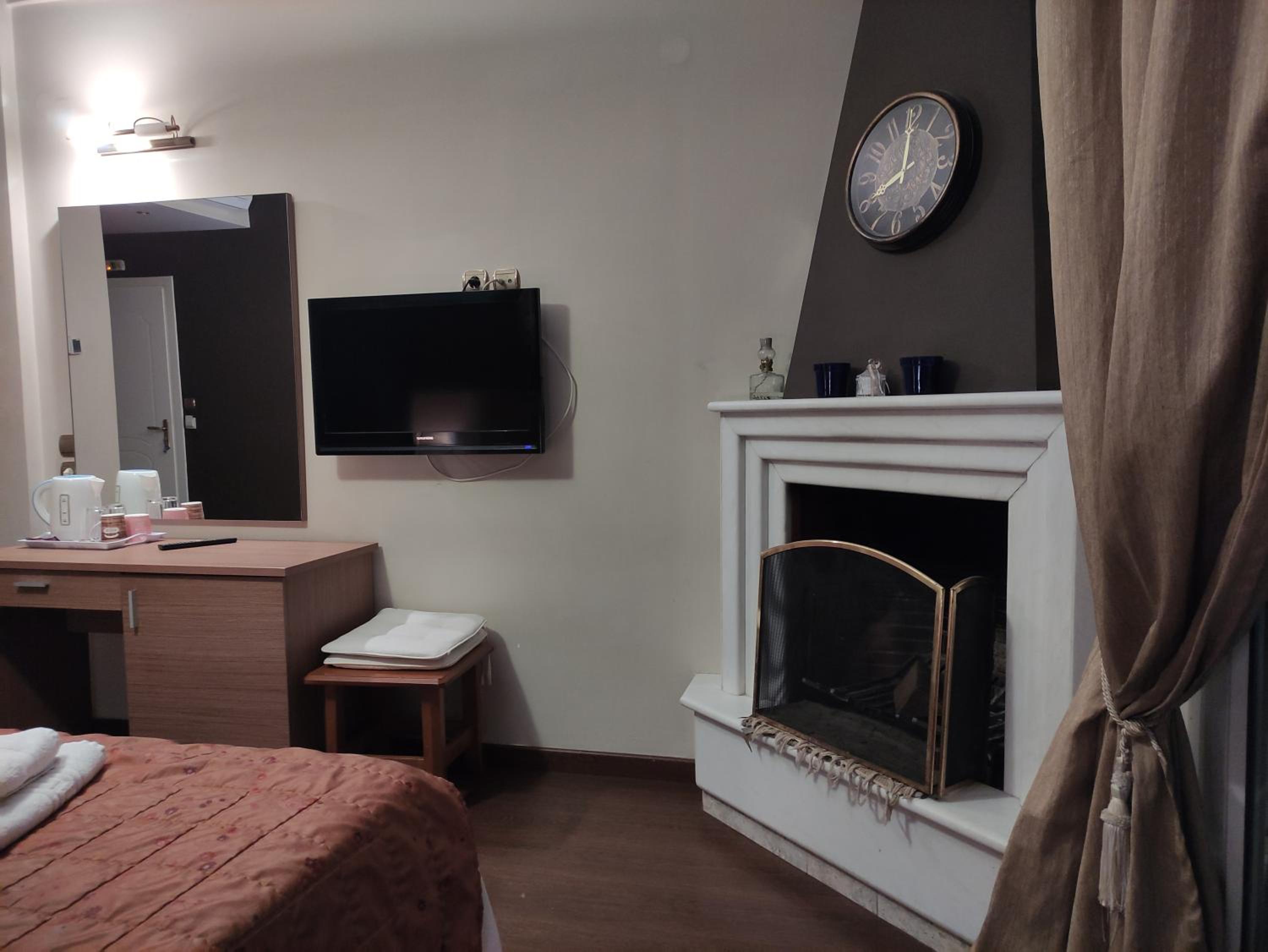 Deluxe Double Room with Balcony - Photo 7