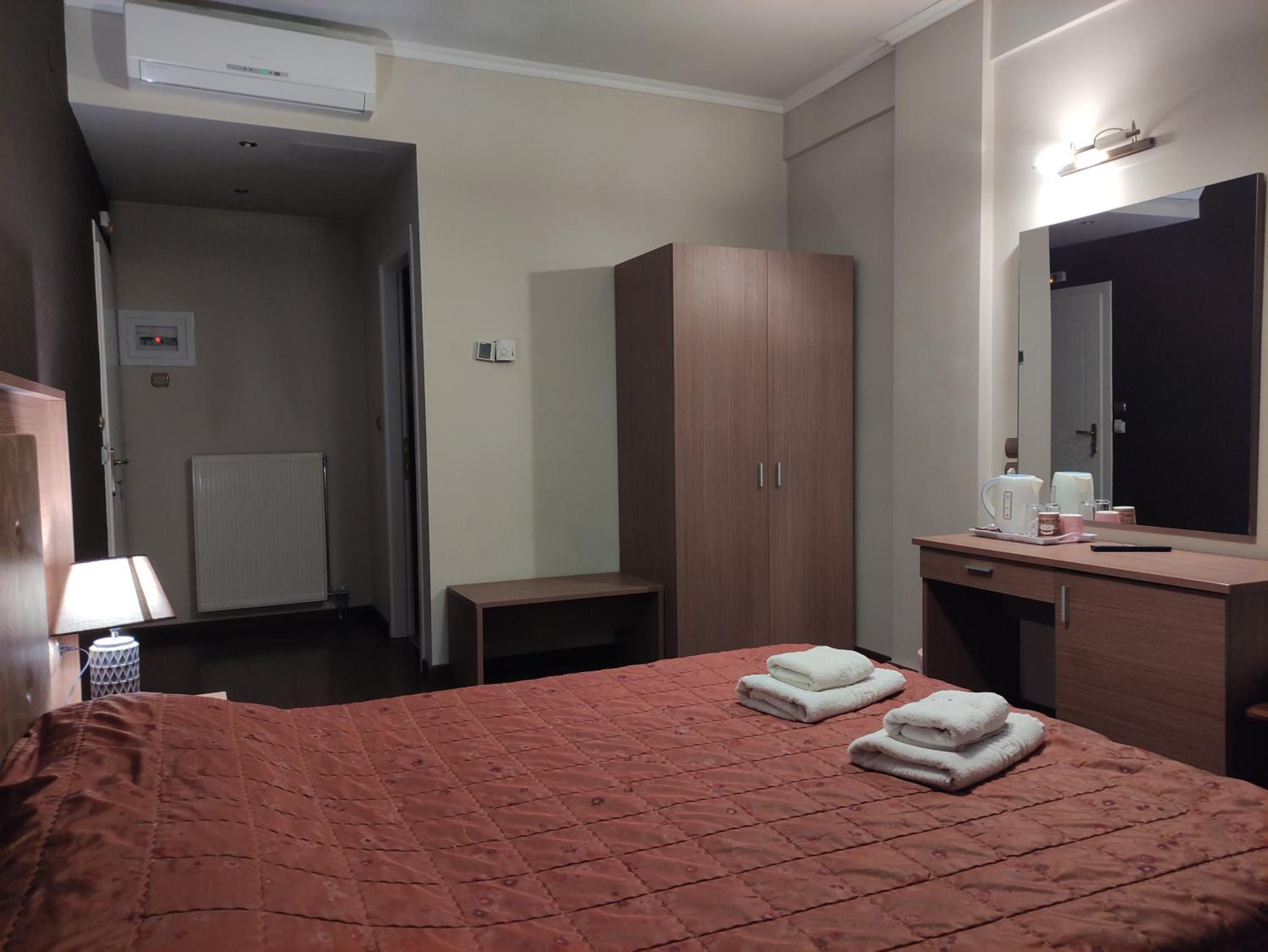 Deluxe Double Room with Balcony - Photo 8