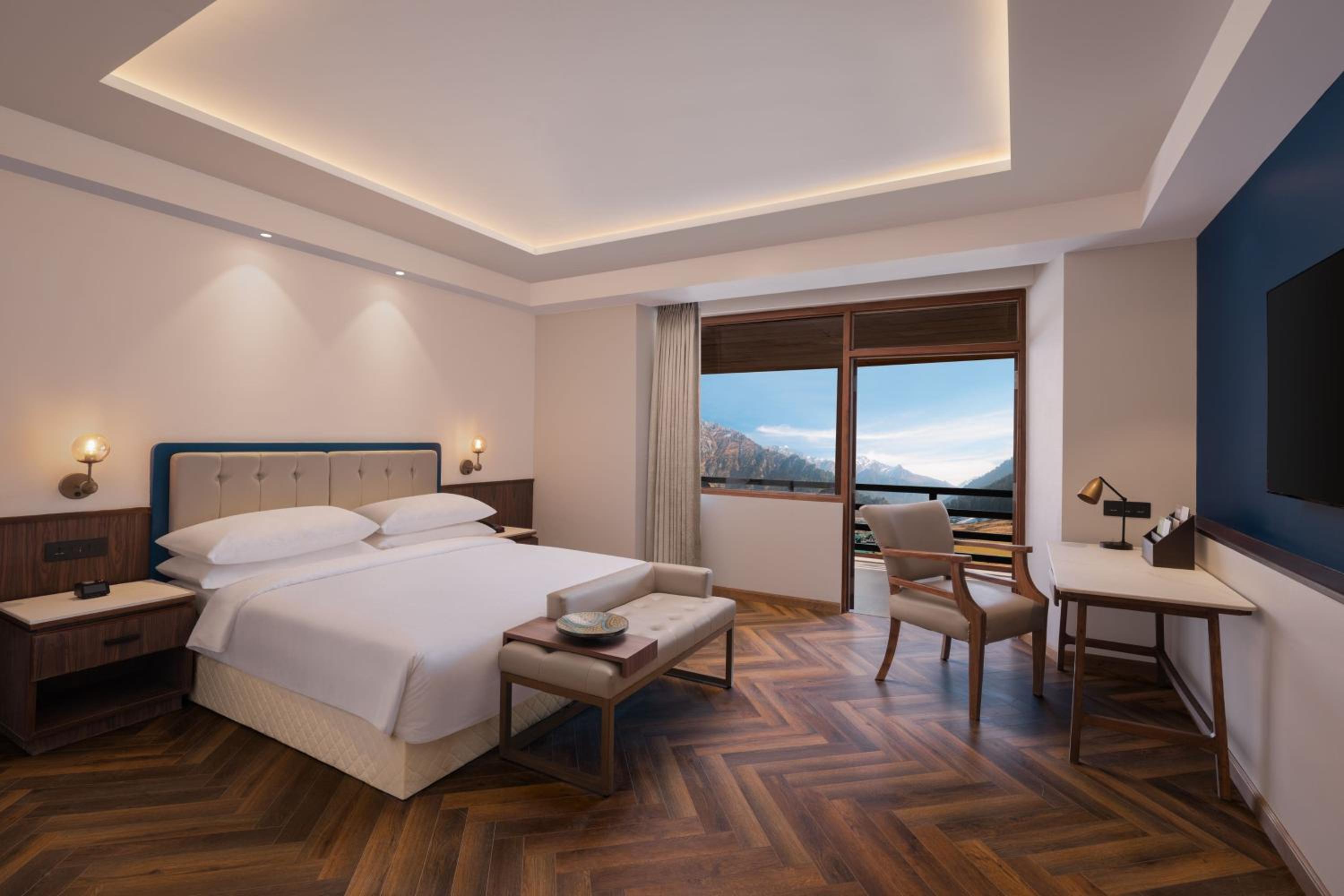Deluxe King Room with Balcony - Mountain View photo 1
