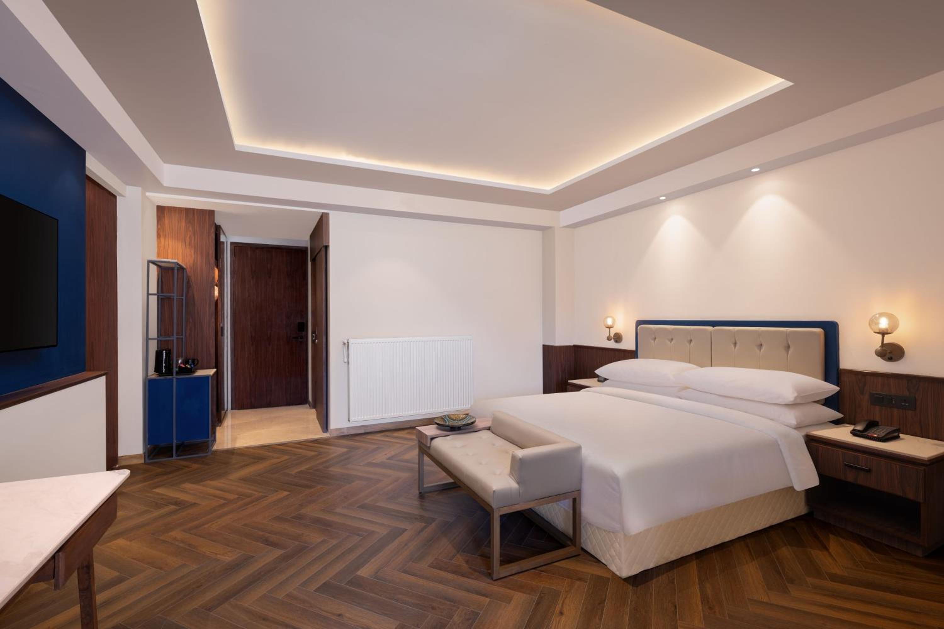 Deluxe King Room with Balcony - Mountain View photo 3
